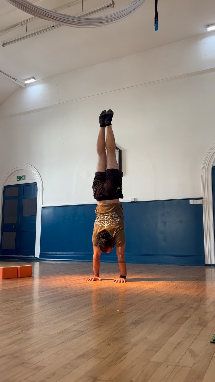 HANDSTAND WORKSHOP with @adonis_v_training
Next workshop: EARLY NOVEMBER
Comment a 🐒 Emoji and we will DM your early bird discount (offer ends 1st October)
Suitable for all levels
Well done to everyone who attended today, you all moved some mountains! 🏔️
See you again soon ✨🤍
#handstands #inversions #workshop #devon #acrobatics