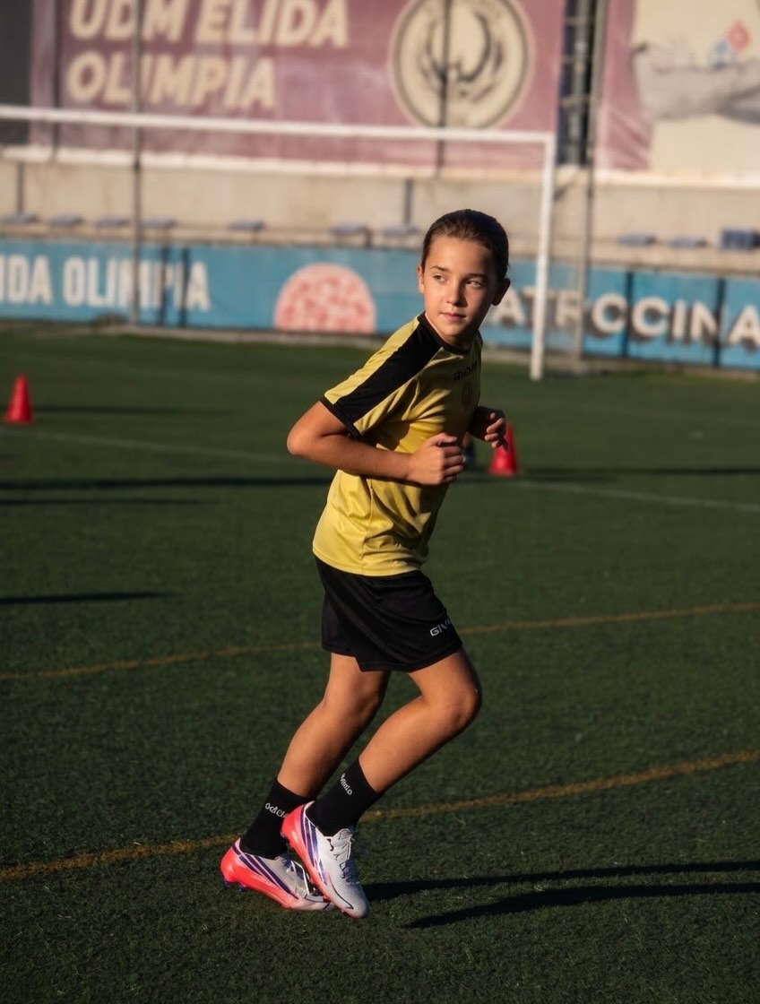 Presentación y acción. Así se vive el fútbol en el UDMElidaOlimpia. ¡A tope para el próximo partido! 💪💥