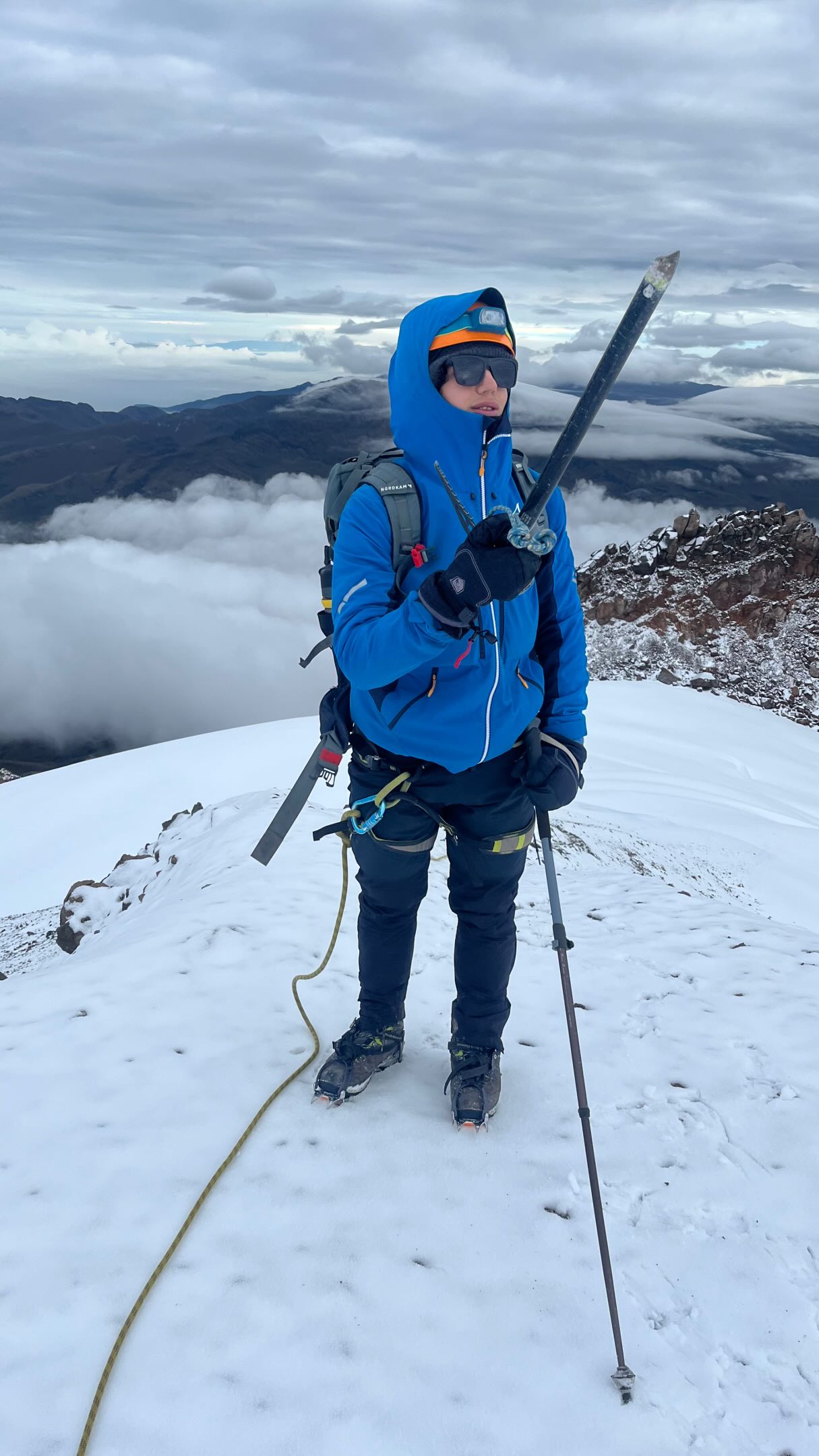Una vueltica por uno de nuestros glaciares 🥶🗻
Lluvia, lluvia y más lluvia, así es la montaña y el Páramo 😁 5 días en este hermoso ecosistema acompañados de los infaltables cuellitos que nos protegieron de ese frío tan bravo
Nevado del Tolima 5220m
#nevadodeltolima #montaña #colombia