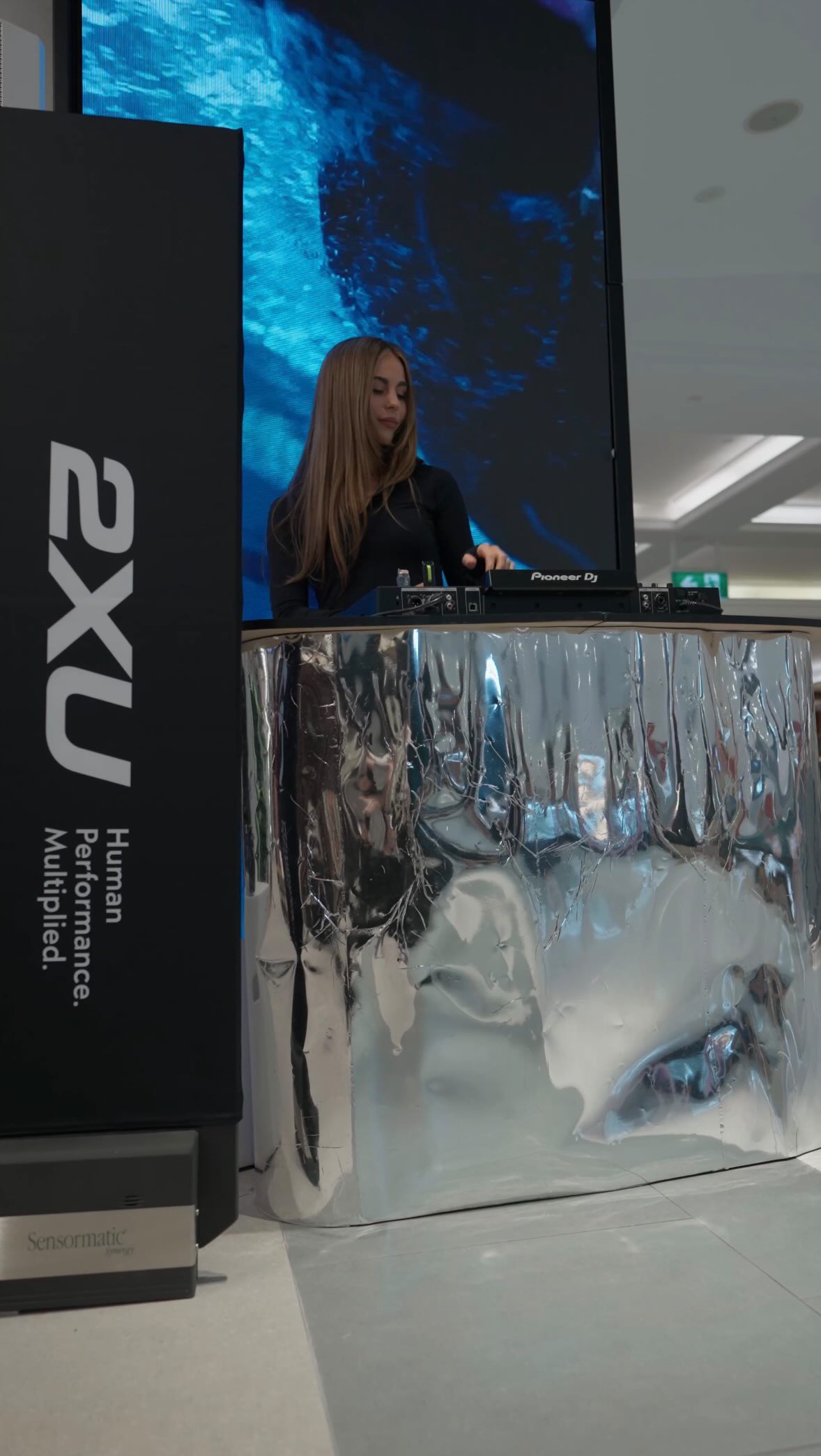 Introducing @2xu to Indooroopilly Shopping Centre - high performance multiplied.
@indooroopillyshopping
Welcoming the store in style with some DJ entertainment from Hive - featuring our chrome DJ booth.
DJ: @emrosereid
