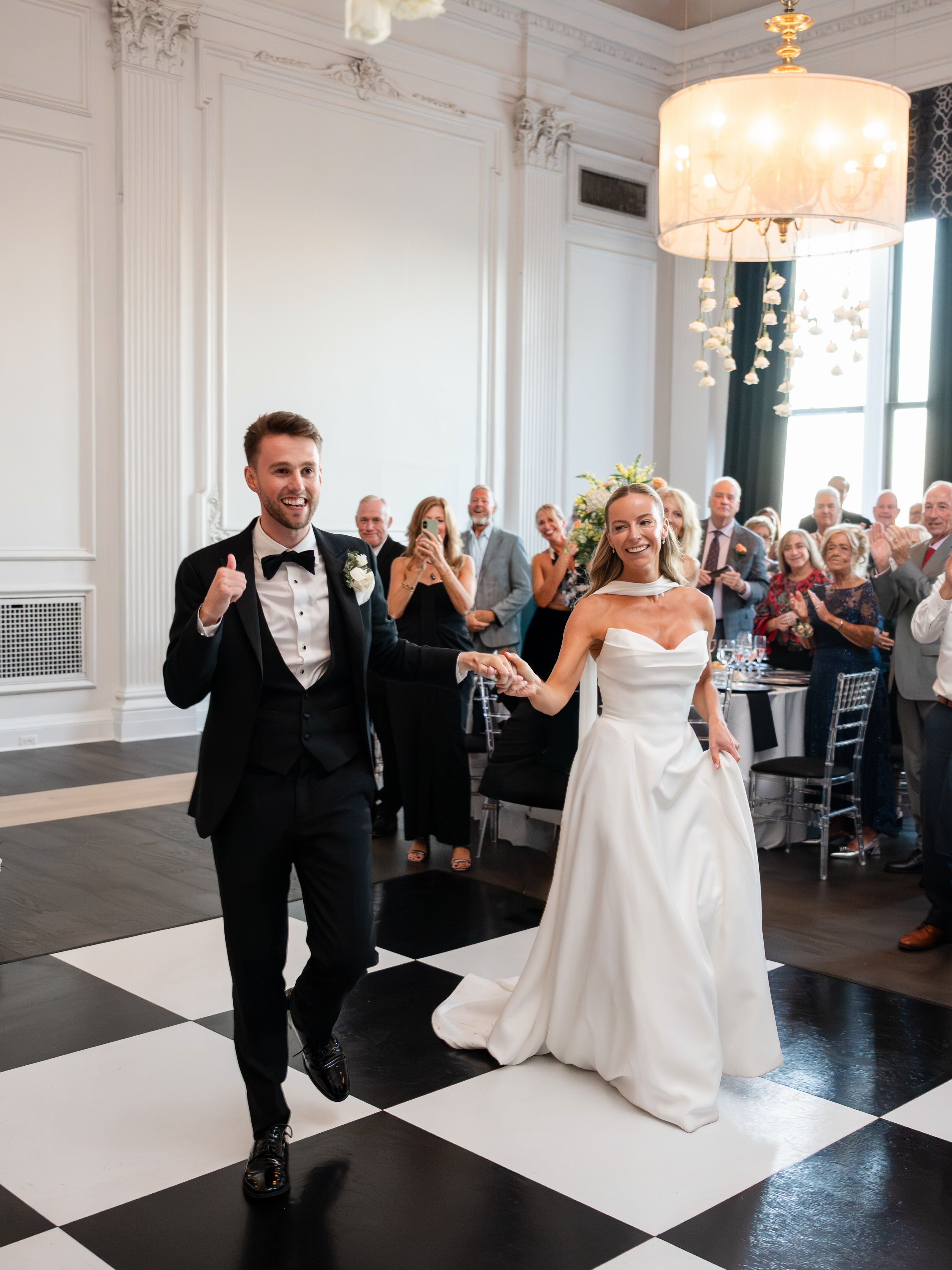 Friday at the Down Town Club 🤍
Venue @cescaphe Down Town Club
Florals @torresdaleflowers
Hair @glossedbyjillian
Makeup @luxelooksbylexs
Videographer @sundaykindalove.co
DJ @smootheventgroup