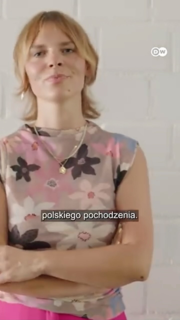 Das ist mein erstes Video-Interview auf polnisch für die Deutsche Welle Polen.
Da ich weder so Videobeiträge noch mich polnisch sprechen hören wirklich gut ertrage, habe ich mir genauso viel angesehen, wie dieser Schnipsel hier zeigt.
(Und klar, wurde am Anfang gleich über meine Kindheit berichtet. Und meine Mutter. Ist wohl so, wenn man über Tochterschaft schreibt. Gleichzeitig hab ich in meiner kurzen Zeit hier in Krakau viel über den Diskurs hier von internalisierter Scham aufgrund von Herkunft und Klassismus gehört und wie wenig über Frauen gesprochen wird, die migriert sind, welche Lebensrealität sie wirklich hatten ... daher tu ich es ja auch für die Sache, selbst wenn es mir immer wieder unterschiedlich schwer fällt darüber zu sprechen. Weitere Überlegungen dazu mache ich mir im Stillen ...)
Für alle polnisch verstehenden:
Link zum Video und Nachlesen in Bio🙈🙉🙊