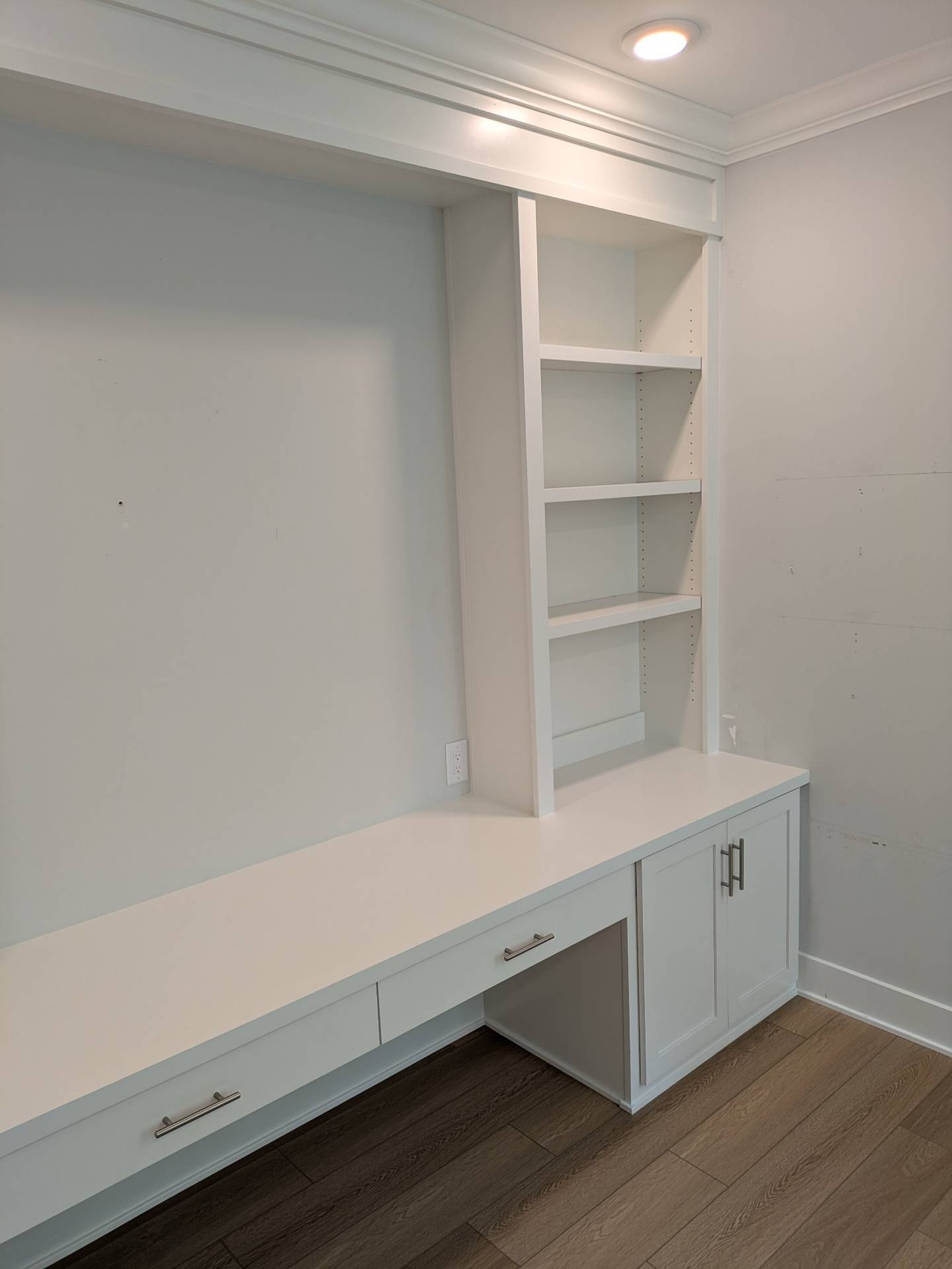Cabinet hardware may be one of the last selections you make, but its size and placement have a big effect on how your cabinetry looks and feels every day.
Where should a knob sit on an upper cabinet? Should a wide drawer have one long pull or two? And what happens when a tall pantry door does not line up with the rest of the cabinetry?
We created a new guide explaining how we approach hardware placement on upper cabinets, base cabinets, standard drawers, tall doors, and wide drawers. We also cover pull sizing, center-to-center measurements, and what we need if you prefer a custom placement.
Because once the holes are drilled, they cannot simply be moved.
Read the full guide at the link in our bio.