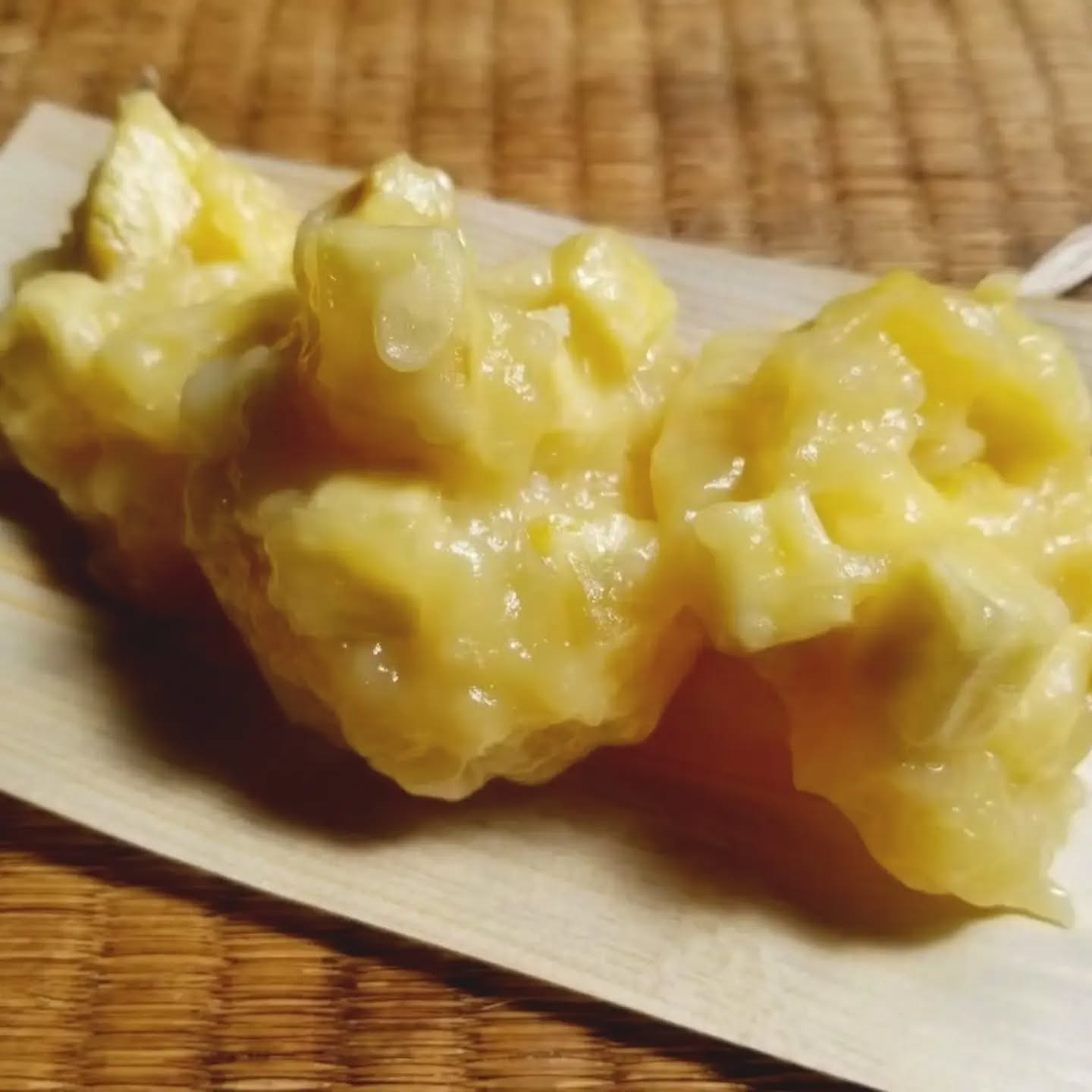 おいもさん
本日より販売開始です!
もっちり、むっちり、な生地に、ほんのり甘いお芋が入った鬼まんじゅうです。
おやつにも、ちょっとした手土産にも人気な「おいもさん」
ぜひ!ご賞味あれ🍠