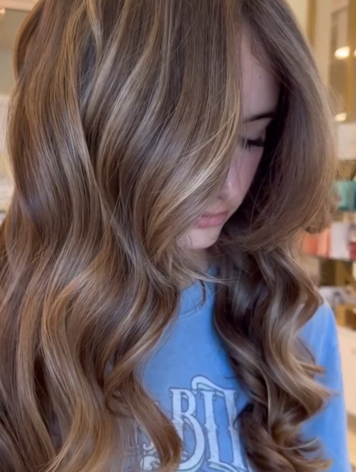Somewhere between brunette and blonde.
Save this for your next bronde inspo 🤎
Cut and color by @nourishmyhair
#brondehair #fallhaircolor #orlandohairstylist #windermerefl #orlandohairstylist