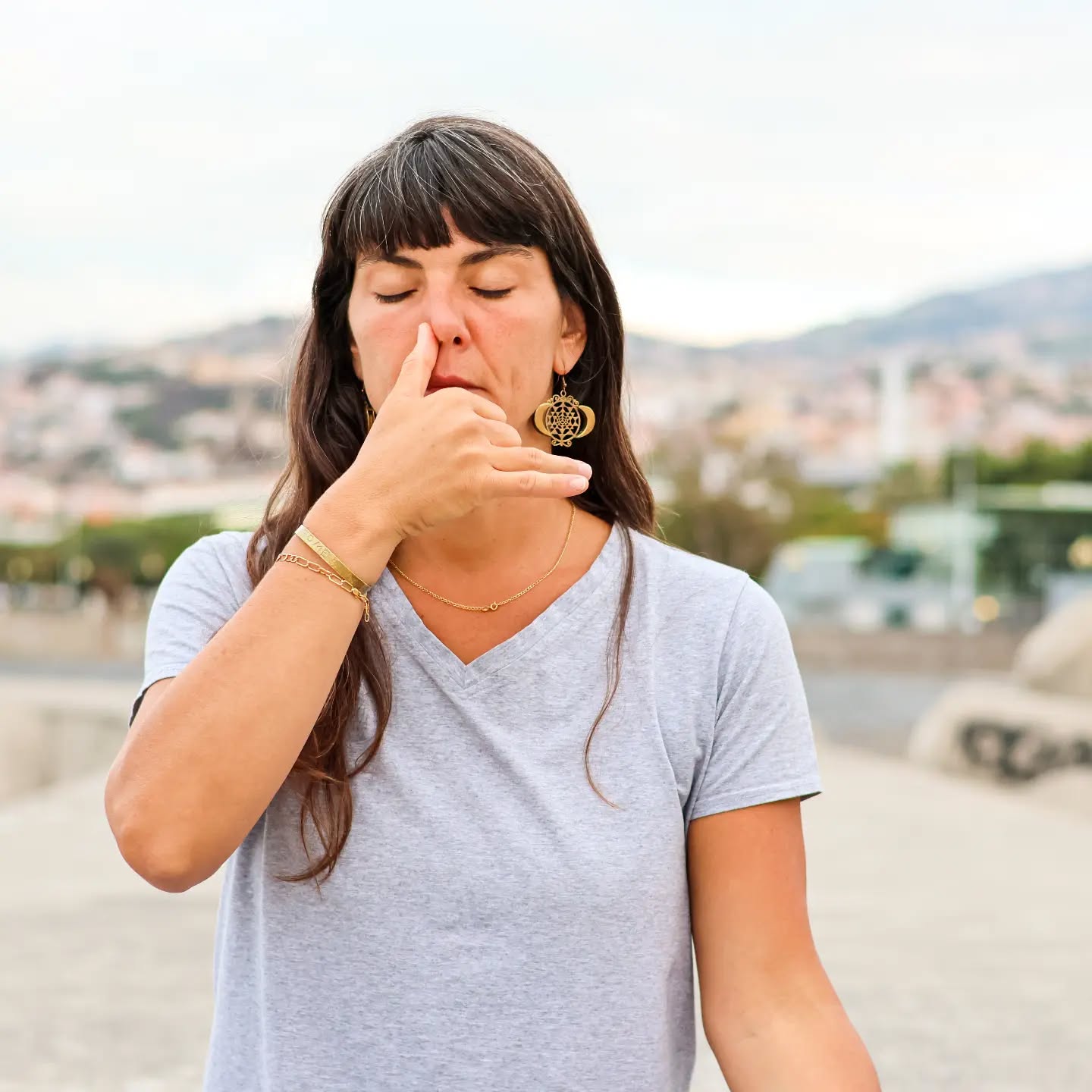 RESPIRAÇÃO NASAL E ÓXIDO NÍTRICO
👃 Respira pelo nariz: o teu corpo agradece
Quando respiramos pelo nariz, o ar passa pelas cavidades nasais, onde é produzido óxido nítrico.
O óxido nítrico ajuda a:
🫁 Melhorar a distribuição do oxigénio — favorece a dilatação dos vasos sanguíneos e das vias respiratórias.
❤️ Apoiar a circulação sanguínea — o óxido nítrico é um importante regulador do tónus dos vasos.
🦠 Contribuir para a defesa das vias respiratórias — tem propriedades antimicrobianas.
🌬️ Filtrar, aquecer e humidificar o ar antes de chegar aos pulmões.
🧘 Favorecer uma respiração mais lenta e eficiente — especialmente quando combinamos respiração nasal com um ritmo calmo.
A produção de óxido nítrico nas cavidades nasais é significativamente maior do que noutras partes das vias respiratórias. Por isso, respirar pelo nariz não é apenas uma questão de preferência — é parte da forma como o sistema respiratório funciona.
Vem aprender a respirar através de diferentes técnicas, no BREATH LAB, dia 26 de Setembro, das 10h às 12h, na Escola da Felicidade.
AINDA TE PODES INSCREVER 🙏
📷Estou a praticar Nadi Shodona (respiração alternada), daí usar um Mudra (gesto) para tapar uma narina enquanto respiro pela outra.