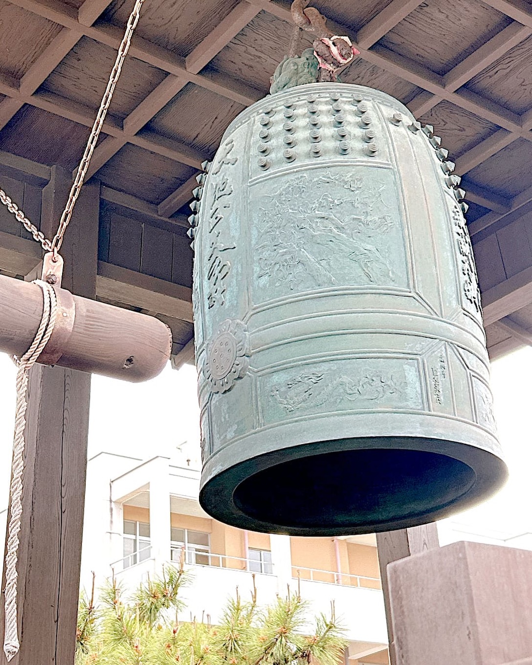 時鐘楼・鐘
島原市
Bell of Jishōrō
Shimabara City
1675年 初代島原藩主・松平忠房によって
建てられた「時鐘楼」🔔
「お上の鐘」として
城下の人々に 時を知らせていましたが
1944年 戦争による金属供出で
鐘は失われてしまいます💧
現在の鐘は 地元の人々の寄付によって
1980年に復元されたもの
そして この鐘の銘文と模様を手がけたのが
西望です✨
---------------------------------------------
In September 1675, the first lord of the
Shimabara Domain, Matsudaira Tadabusa,
erected this bell tower.
Known as the “Bell of the Lord,” it was used
to tell the people of the castle town the time.
In 1944, the bell was lost when it was
requisitioned for metal during the war.
The present bell was restored in 1980
through donations from local residents.
The inscriptions and decorative patterns
were created by Seibo Kitamura.
#北村西望 #時鐘楼 #島原市
#鐘 #TruePeaceWarlessWorld