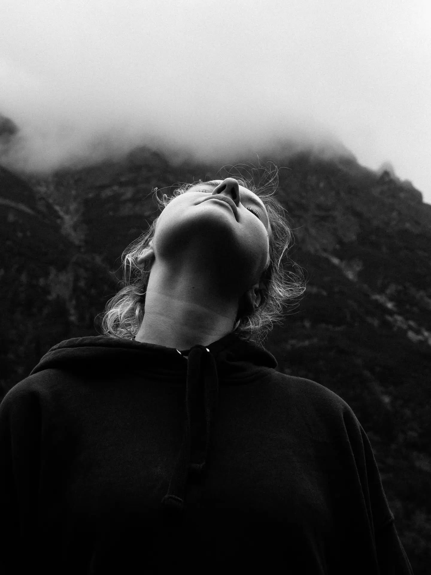 Du contrôle à la conscience respiratoire !
Avant de chercher à modifier notre respiration, encore faut-il prendre le temps de l’observer.
La respiration est un mouvement vivant, qui évolue en permanence selon notre état physique, nos émotions, notre environnement ou simplement le moment que nous traversons.
Prendre conscience de son souffle, c’est donc commencer par ne rien changer.
Observer l’inspiration et l’expiration. Ressentir les mouvements du ventre, des côtes, de la poitrine. Percevoir les zones de tension ou de relâchement. Remarquer le rythme du souffle, sans chercher immédiatement à le rendre différent.
Cette étape d’observation permet de développer une relation plus fine avec son corps. Elle nous invite à passer du « je dois contrôler » au « j’écoute et je ressens ».
Et souvent, lorsque l’on cesse de vouloir diriger chaque respiration, le souffle trouve naturellement davantage d’espace et de fluidité.
Parfois, la première étape du changement n’est pas de faire autrement. C’est simplement de prendre conscience de ce qui est déjà là.
#respiration
#lacherprise
#conscience
#lorient
#ploemeur