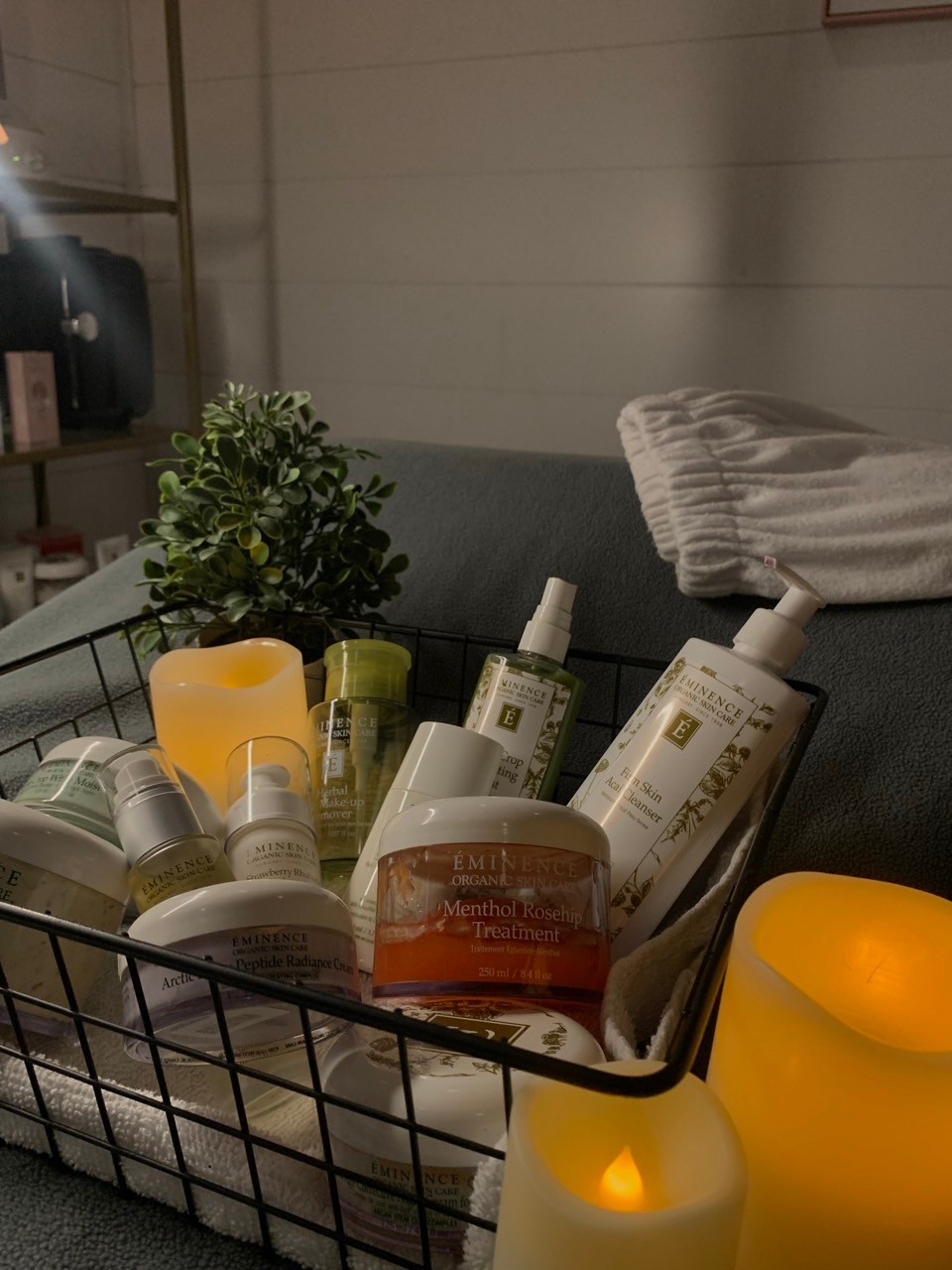Fall in love with a little self-care. 🍂✨
Your fall reset doesn’t have to stop with your hair. Our spa shelves are stocked with skin-loving favorites that make it a little easier to bring that just-left-the-spa feeling home with you.
Not sure what your skin actually needs? Ask one of our estheticians. We’d much rather help you choose the right products for YOUR skin than send you home with something just because it looks pretty on the shelf. 💕
Consider this your reminder: good skincare counts as self-care.
#PinUpCurls #FallInLove #FortWayneSpa #FortWayneSkincare #SelfCare #BeautyFeelsBetterHere