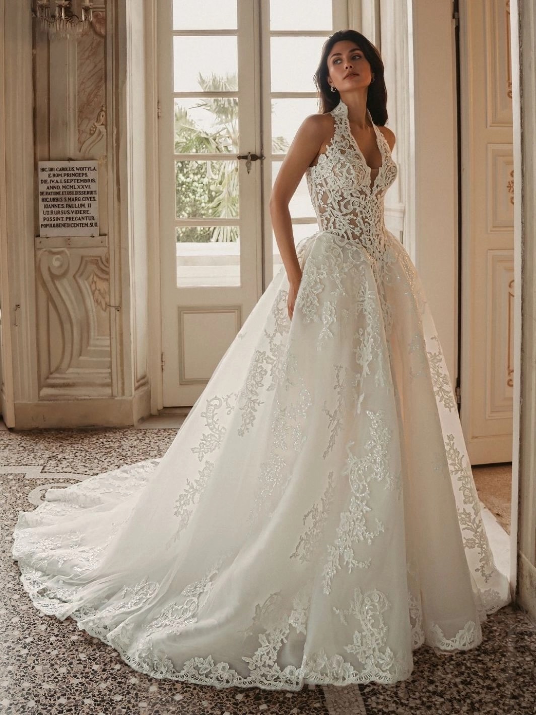 W E N D Y by @enzoani just arrived and we CANNOT get over this detachable halter strap neckline.
Reserve your appointment at savvybrideboutique.com to try on this stunning gown.