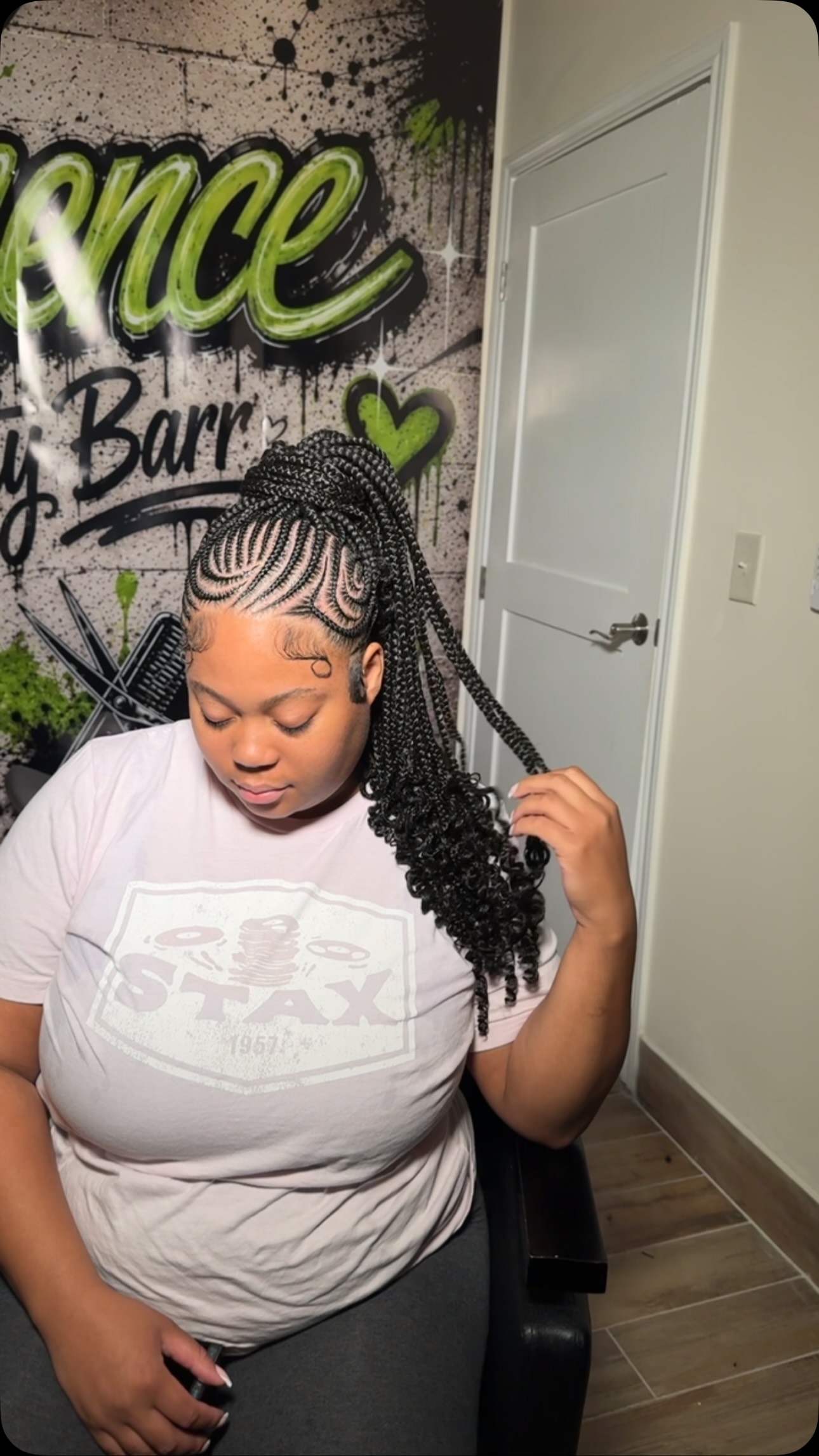 More Fulani braids todayyy 😍🔥 She came in with no inspo, so we found a base picture to go off of & she told me to add my own little spin to it… and this is what we came up with! 🤌🏾✨
And can y’all tell I’ve been switching up my technique?! 👀 My feed-ins have gotten sooo much neater & cleaner lately and I’m absolutely loving the progress. 🥹 Every set just keeps getting better!
Bring me MORE styles like this pleaseee 😭😍 I love when y’all give me room to get creative!
And my girl was sooo sweet! We literally talked the entire appointment like we already knew each other 😂💚
Want to book or have questions?
📲 501-389-7548
🔗 essencebeautybarrr.com