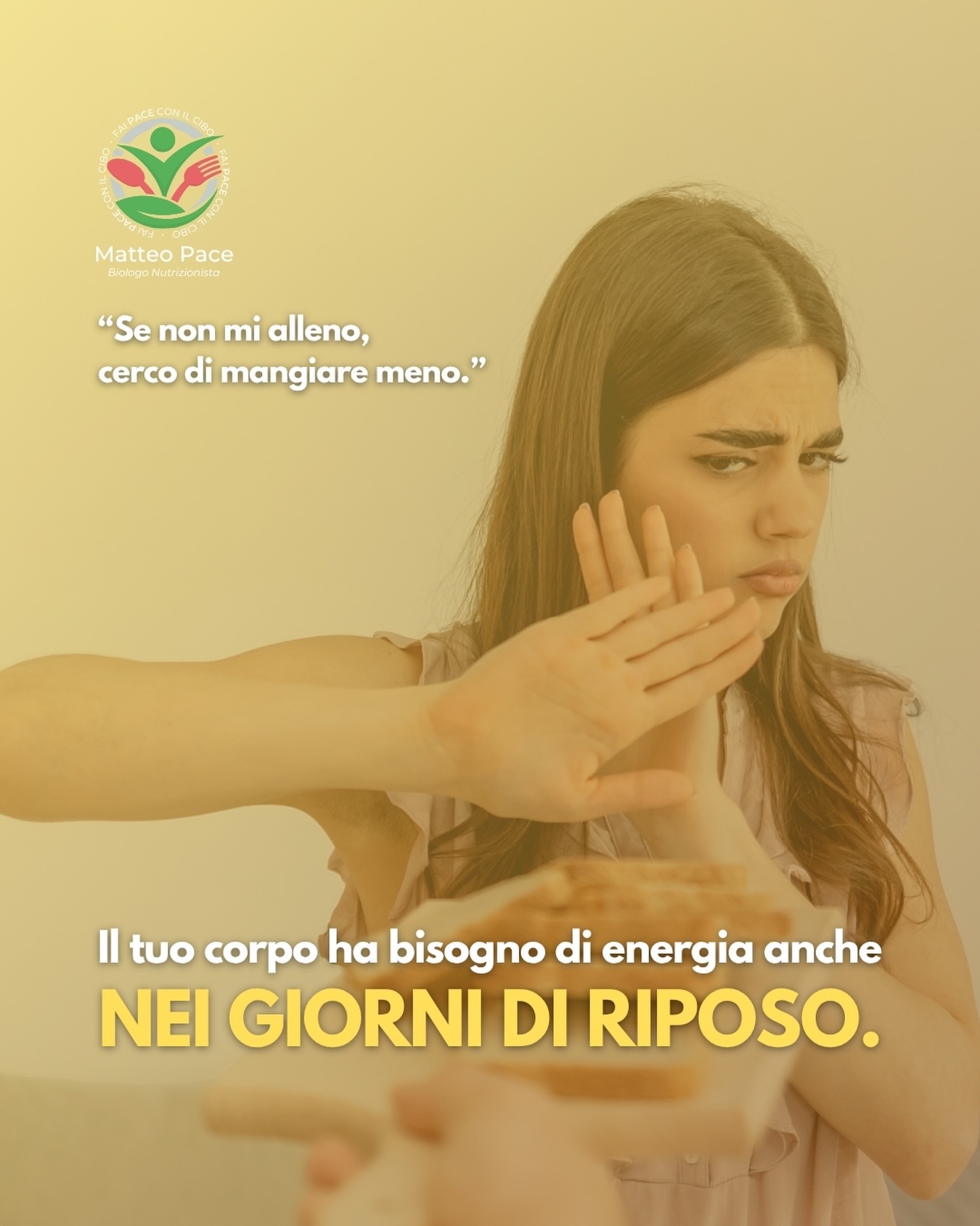 “Se oggi non mi alleno, allora mangio meno.” ❌
È un pensiero molto comune, soprattutto quando si vive l’alimentazione come qualcosa da compensare in base a quante calorie si pensa di aver consumato, ma il corpo ha bisogno di energia anche nei giorni di riposo. 😴
Recuperare da un allenamento, sostenere le attività quotidiane, mantenere concentrazione, umore e regolarità non sono processi che si fermano solo perché oggi non sei andato/a in palestra.
Il tuo corpo non deve meritarsi il cibo allenandosi, ha bisogno di essere nutrito sempre. 🥗
Fai pace con il cibo. 💚
#matteopace #biologonutrizionista #nutrizioneconsapevole #riposo #rapportoconilcibo