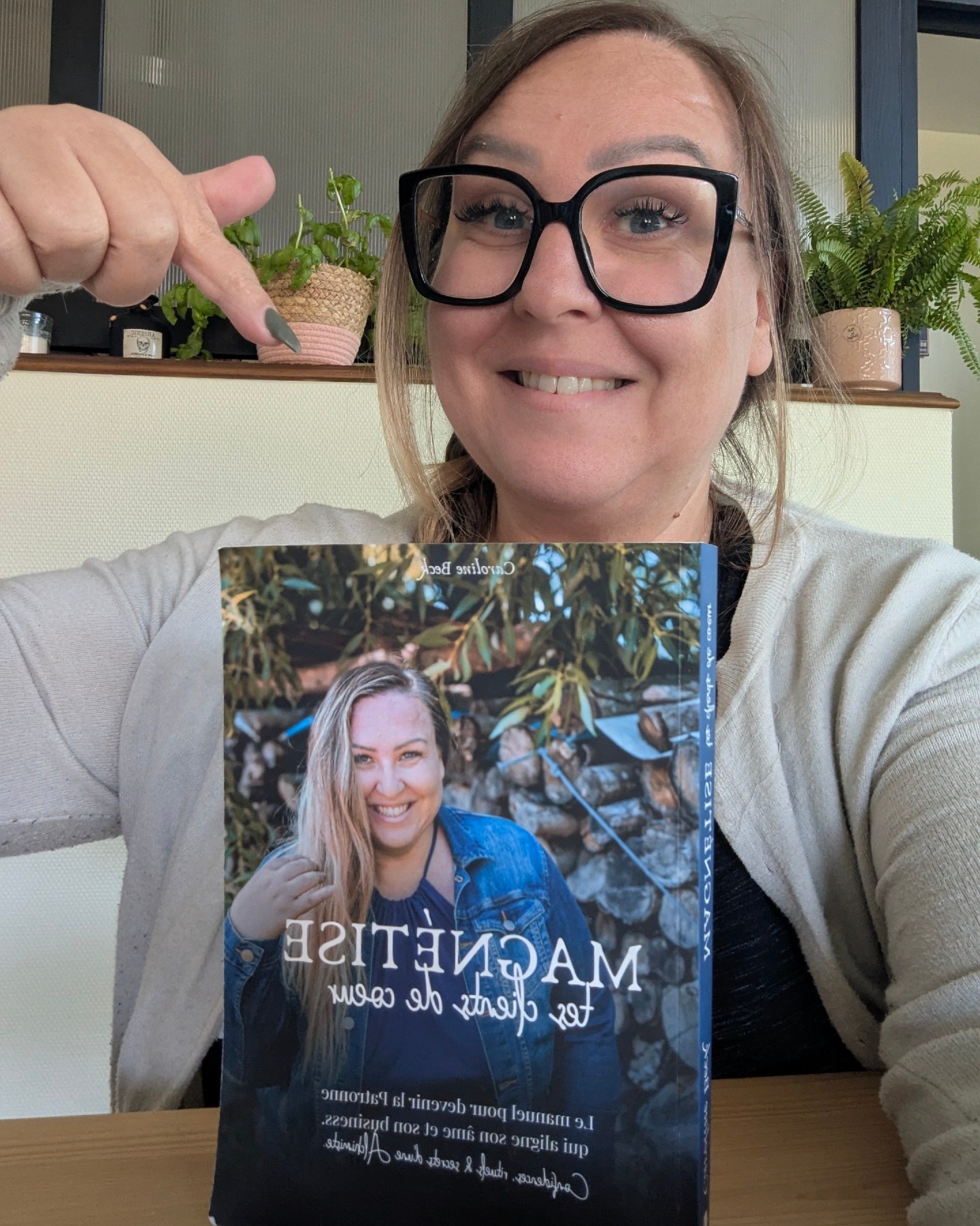 📖 « Aussi loin que je me souvienne, je disais : "Un jour, j'écrirai un livre." »
C’était un rêve d’enfant. Un de ceux qu’on inscrit soigneusement sur sa liste des choses à accomplir avant 40 ans.
Et puis, la barre des 40 ans est arrivée. Puis elle est passée : 41, 42, 44 ans...
Pendant des années, j’ai repoussé l'échéance en me répétant que je n'étais pas encore « prête », que le moment n'était pas parfait.
En réalité, la vérité était beaucoup plus simple : j'avais peur.
Peur d'oser partager ma vision sans filtre, peur du jugement, peur de me dévoiler totalement.
Ce n'est qu'à 45 ans que le murmure est devenu un cri et que j'ai enfin décidé d'honorer cette promesse que je m'étais faite à moi-même.
J'ai osé.
J'ai pris ma plume et j'y ai versé mes 20 ans de terrain, mes apprentissages, mes succès, mais surtout mes plus belles cicatrices et mes traversées du désert.
C'est ainsi qu'est né « Magnétise tes clients de cœur » : non pas comme un roman théorique à lire passivement sur la plage, mais comme un manuel de terrain vivant de plus de 200 pages conçues pour aider chaque entrepreneure à bâtir des fondations solides et authentiques sans jamais se trahir.
Aujourd'hui, quand je regarde cette photo avec mon livre entre les mains, je me rappelle qu'il ne faut jamais attendre l'autorisation de quiconque ni le « moment parfait » pour donner vie à ses projets.
💡 Si tu as envie d'ancrer ton entreprise sur des bases saines et durables :
Le manuel papier est actuellement à -10 % sur mon site
Si tu souhaites un mot personnalisé, glisse-moi simplement ton prénom lors de ta commande et je te le dédicacerai avec tout mon cœur avant de te l'envoyer !
👉 Lien dans le premier commentaire