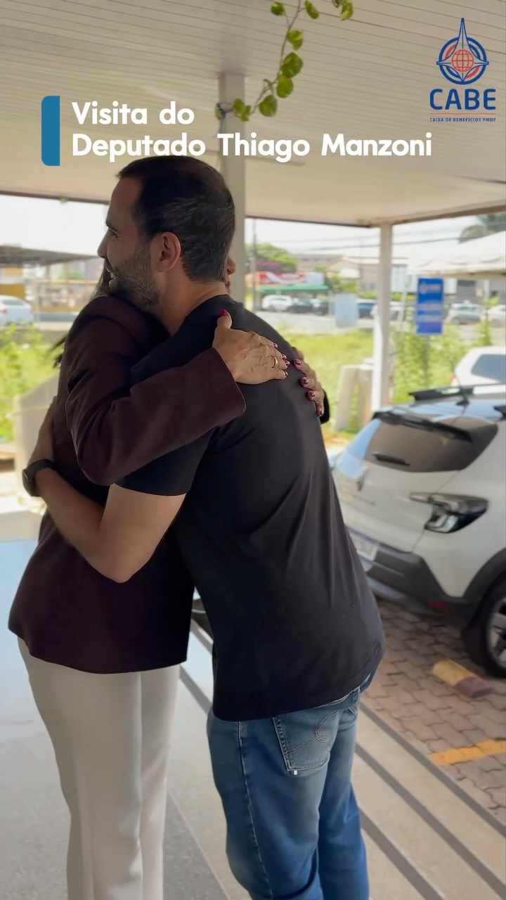 O deputado distrital Thiago Manzoni esteve nesta sexta-feira na sede da Caixa de Benefícios da Polícia Militar do Distrito Federal (CABE), acompanhado de sua equipe e do ex-administrador do Setor de Indústria e Abastecimento (SIA), Bruno Oliveira.
Durante a visita, Manzoni participou do CABECAST, programa conduzido pela presidente da CABE, coronel Maria Costa, em uma entrevista que abordou sua atuação política e os principais desafios do Distrito Federal.
Pré-candidato a uma vaga na Câmara dos Deputados, o parlamentar apresentou um balanço de seus quatro anos de mandato na Câmara Legislativa do Distrito Federal (CLDF), destacando projetos de lei e emendas parlamentares voltados ao fortalecimento da educação, à valorização das forças de segurança e à melhoria dos serviços públicos.
#cabe #pmdf #eleições2026