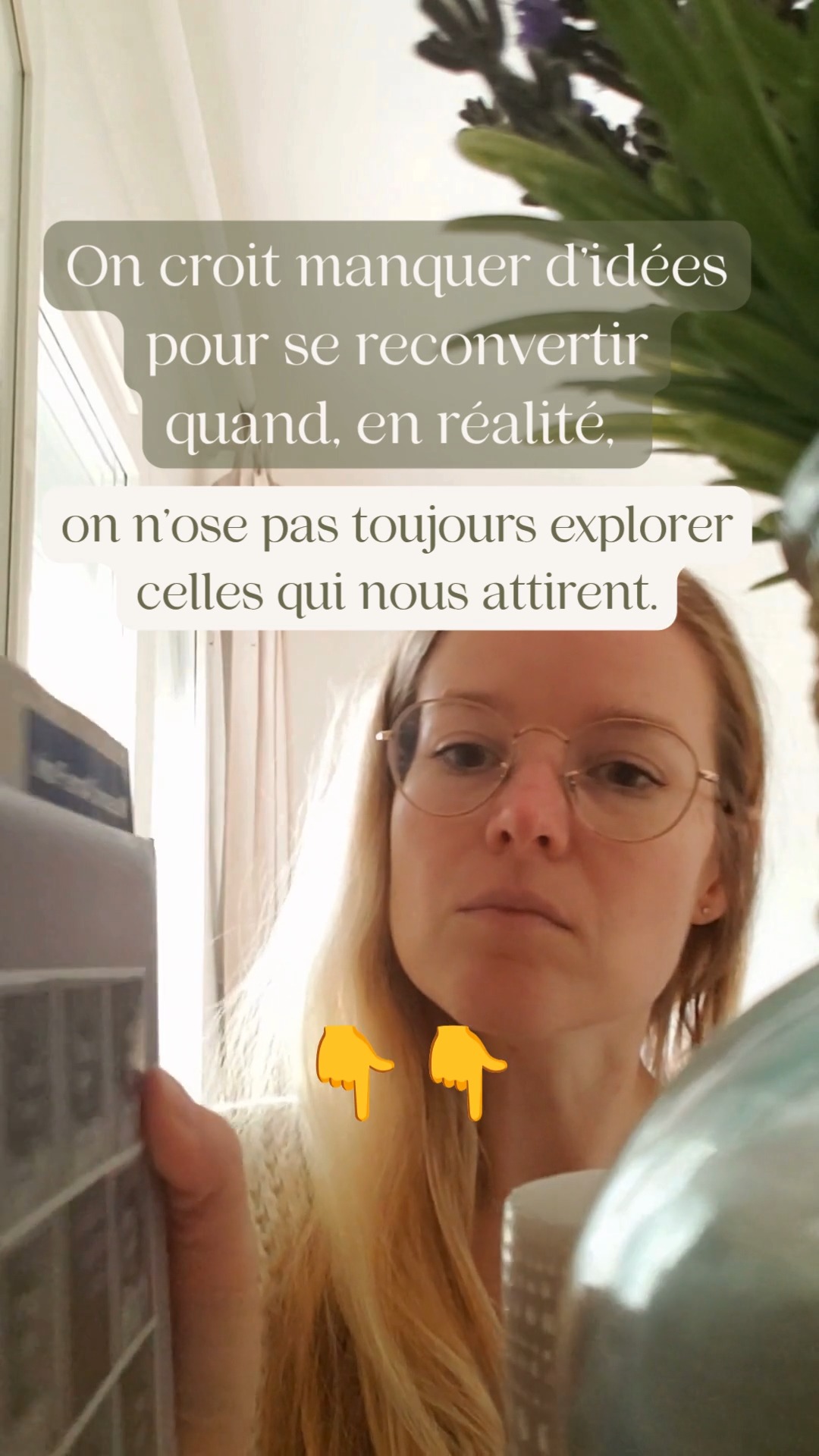« J’ai des idées métiers, mais rien de concret. »
Ca te parle ?
Ce dont je me rends compte, c’est que dès les 1ères séances de mes coachings, plusieurs idées émergent.
☀️ Un métier auquel les personnes ont déjà pensé.
☀️ Une activité qui les attire.
☀️ Une envie qu'elles gardent dans un coin de leur tête depuis plusieurs années.
Mais presque aussitôt, elles ajoutent :
« Oui, mais… »
→ ce n'est pas réaliste.
→ je gagnerais moins.
→ je n'ai pas l'expérience.
→ ce n'est pas le bon moment.
→ je ne peux pas repartir de zéro.
→ je ne sais même pas si ça me plairait vraiment.
Et parfois, l'idée est déjà enterrée.
Sans avoir été testée.
Sans avoir rencontré la réalité.
Sans même avoir pris le temps de regarder ce qu'elle pourrait concrètement devenir.
C'est un mécanisme 🧠 que je retrouve souvent chez les personnes que j'accompagne.
Elles pensent manquer d'idées.
Alors qu’il leur manque surtout → l'autorisation de les explorer.
Parce qu'elles ont appris à prendre de bonnes décisions.
Des décisions raisonnables.
Réfléchies.
Mesurées.
Alors, lorsqu'une envie apparaît, elles font ce qu'elles savent faire (et je faisais pareil 🤫) :
elles l'analysent. Elles cherchent les risques. Les contraintes. Le coût potentiel. Les raisons pour lesquelles ça pourrait ne pas fonctionner.
Et leur intelligence finit par faire exactement ce qu'elle sait très bien faire :
protéger ce qui est là.
Et je ne dis pas que ces contraintes n'existent pas. Le salaire, la famille, le niveau de vie, les responsabilités… tout ça est bien réel.
Mais il y a une différence entre se demander :
« Comment est-ce que je pourrais rendre cette piste viable ? »
et :
« Pourquoi cette piste ne peut probablement pas fonctionner ? »
Dans le 1er cas, on explore.
Dans le second, on se protège.
Et c'est parfois là que commence réellement une reconversion.
Avant d'avoir trouvé LA bonne idée.
C'est ce moment où on s'autorise à regarder une envie suffisamment longtemps pour savoir ce qu'elle vaut vraiment.
Sans lui demander, dès la 1ère minute, de garantir notre avenir.
Parce qu'on ne peut pas savoir si une voie nous correspond…
si on ne s'est jamais vraiment autorisé à l'explorer. 🧡
