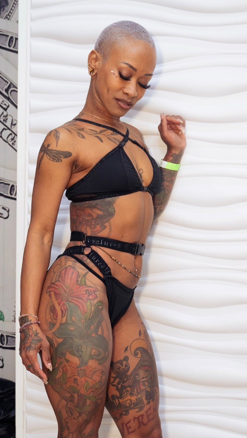 ☀️ TUESDAY MORNINGS, MEET LEE! ❤️🔥
We’re welcoming @seducemeslow.lee to the Sweet ’N Sultry instructor team! Show her some Love 💗
Lee has been pole dancing since 2021 and also trains in Aerial Hoop (Lyra), Yoga & Calisthenics. Her teaching style focuses on foundational movement and conditioning, while encouraging students to explore their individuality and emotion through movement.
She believes the basics are essential for growth and there’s beauty in simplicity. ❤️🔥
CATCH LEE EVERY TUESDAY:
💕 11:30 AM | Intro to Pole
🧘🏽♀️ 12:45 PM | Flex ’N Stretch
💪🏽 2:00 PM | CONDITIONED
Whether you’re starting your pole journey, working on flexibility, or building the strength to level up, Lee has a class for you.
❤️🔥 COME MEET LEE!
📍 Sweet ’N Sultry | Flatbush, Brooklyn
🔗 Schedule in bio