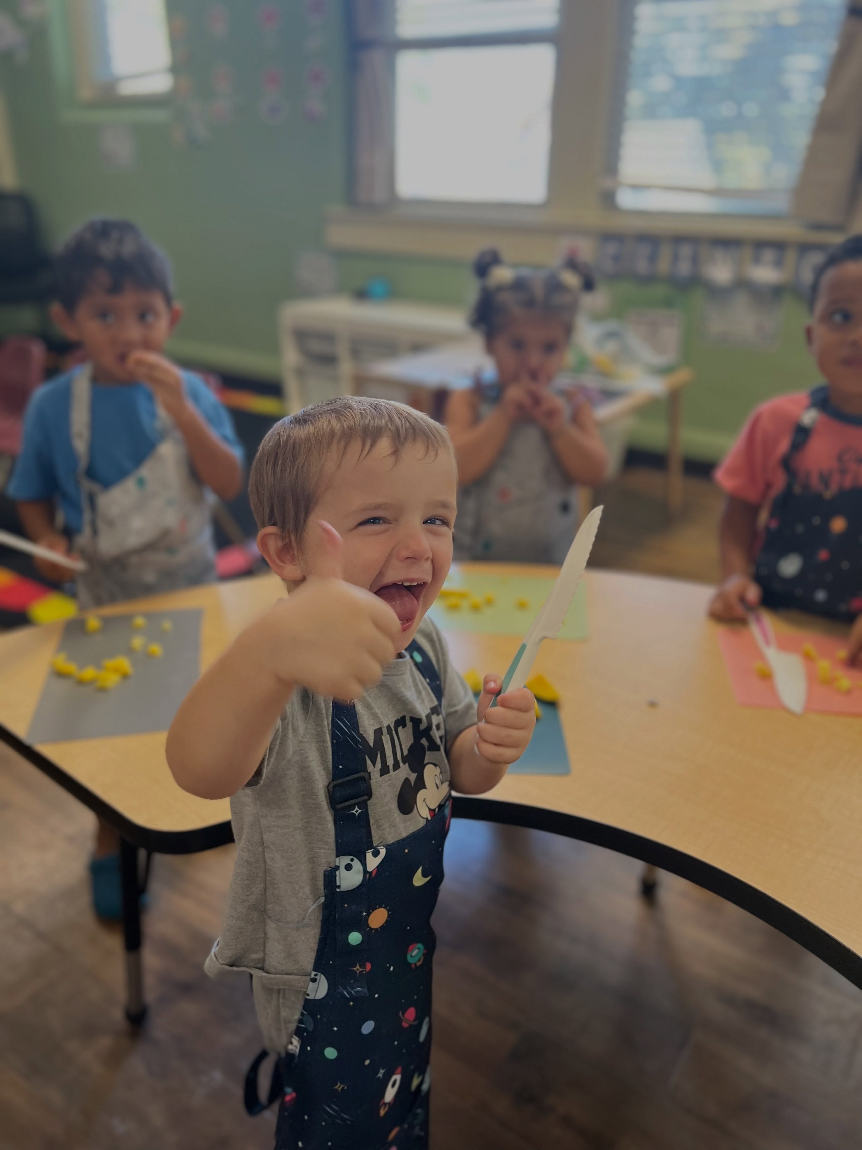 The 2 and 3-year olds at @ballardcenter_ks did an amazing job today chopping mangoes! We had so much fun together practicing our knife skills, making Mango Lassis (with a little sprinkle of cardamom) and tasting it! Throughout the school year, we will be working with all the students at Ballard- emphasizing multicultural recipes and a variety of spices and flavors. ✨
We are grateful for all the beautiful connections we made today 💗
(Thank you to the staff for sharing these photos!)