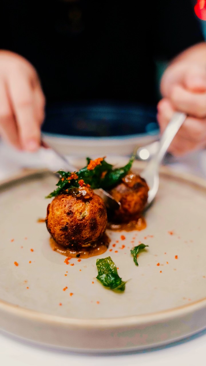 What an absolutely magical night celebrating heritage flavours and friendship with @audramorrice and Javed @delhiodelhi ❤️
For one night only, this collaboration brings together some of the flavours which was so much part of Audra and Javed’s heritage. It was a wonderful to share this pairing of passions at Delhi ‘O’ Delhi, Erskinville.
I was treated to a magnificent tasting menu which showcased both their signature flavours and very lucky to be part of this special evening. Thank you so much to Audra and Javid for inviting me along!
#heritage #collaboration #invited #cameraeatsfirst #delhiodelhi