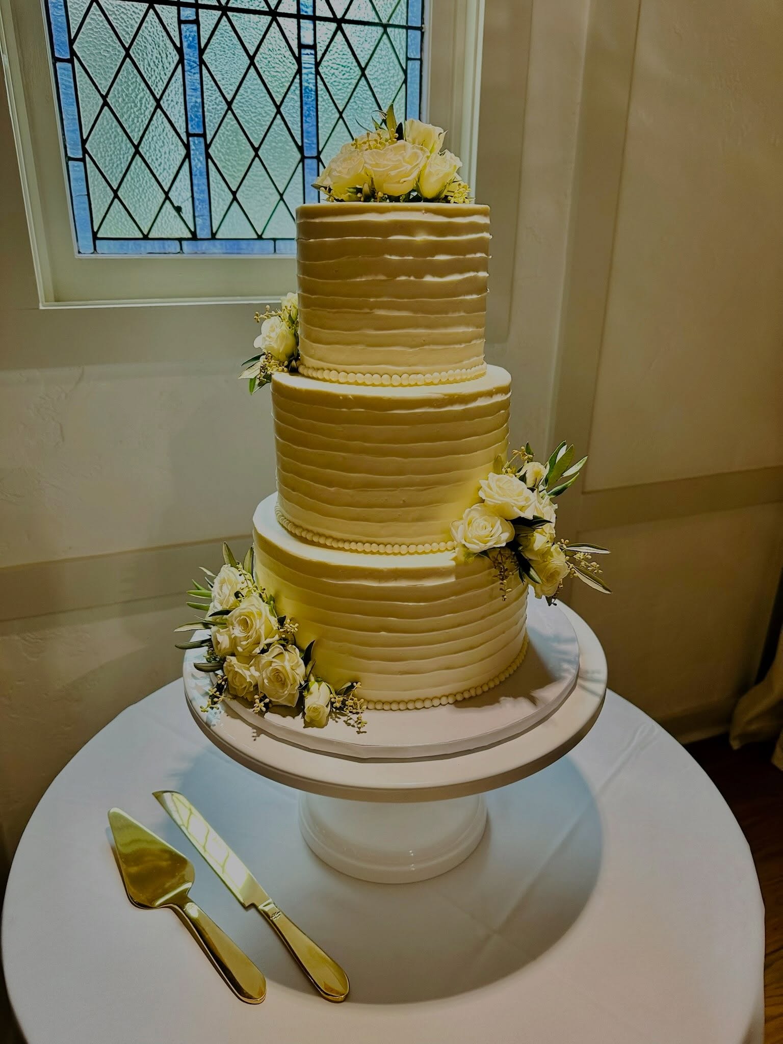 Cakes and cookies and cupcakes, oh my! So many ways to make your event delicious! Where would you like to begin?
#madamegateaux #pastrycheflife #grateful #cake #wedding