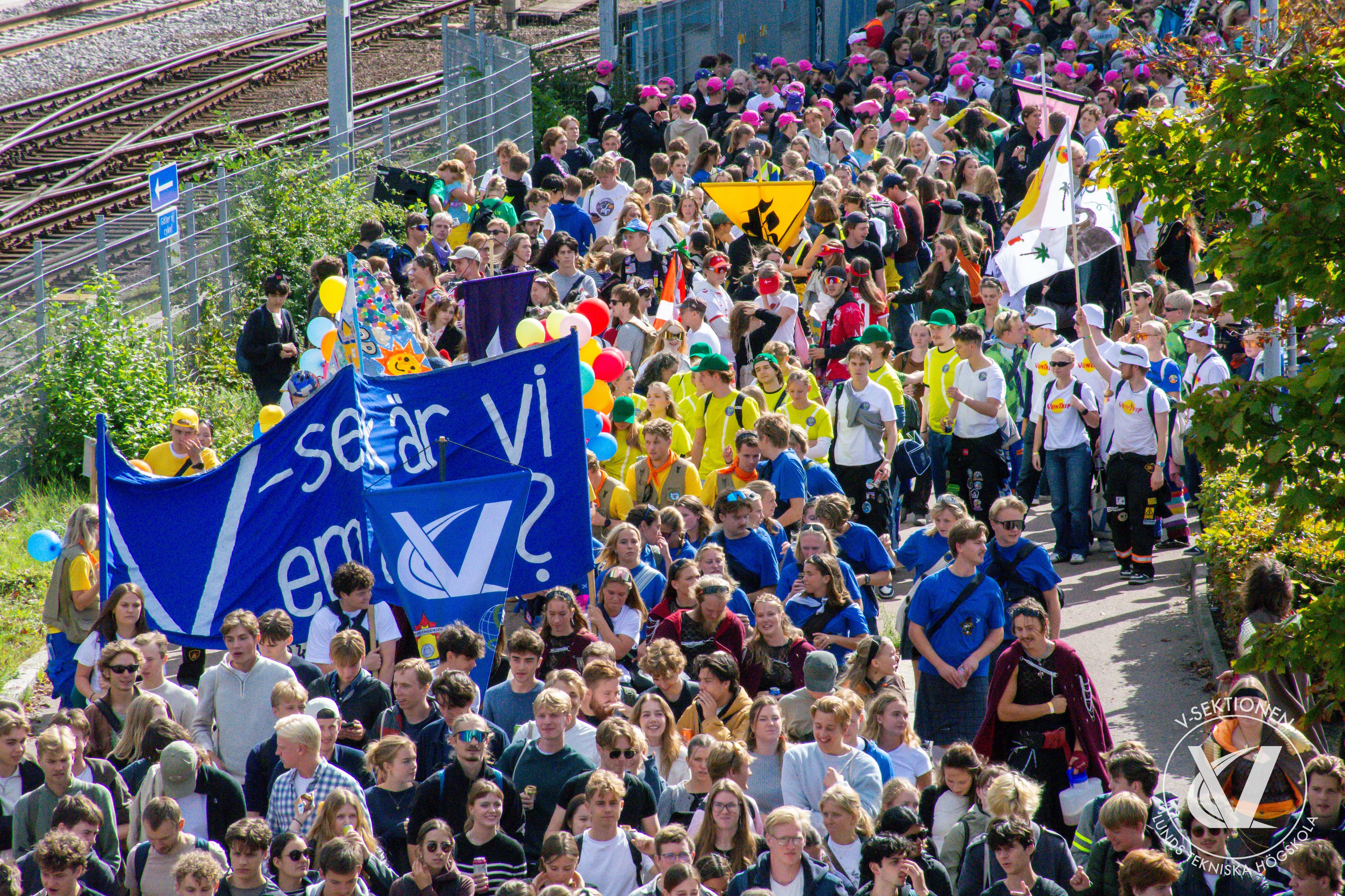 Höjdpunkter från vecka 1!💙
Bilderna kommer från VW-pub, Draggning, Nationssittning, Break med BIIF, FlyING och Valking. Fler bilder finns på vsek.se. (Om V-sektionen > Bildarkiv > 2026)
Inte nöjd med din bild? Tveka inte att höra av dig!