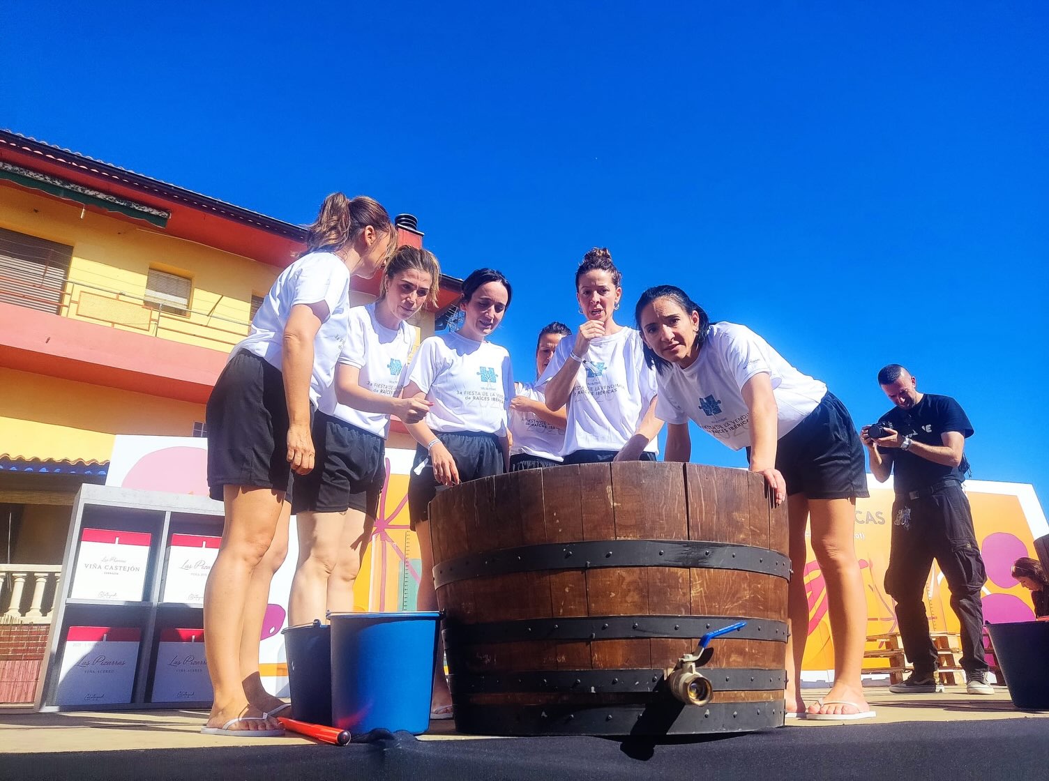 💙 ¡GRACIAS!💙
Desde Viu Autisme queremos agradecer de corazón a @raicesibericaswines por esta Fiesta de la Vendimia por vuestra solidaridad, vuestro apoyo y por pensar en nosotros para ayudar a las personas con autismo.
Gracias por contar con nosotros y por contribuir a construir una sociedad más inclusiva, donde todas las personas tengan oportunidades. @thewaywewinenow
🍇 ¡Vuestra colaboración hace la diferencia!
¡Gracias por sumar, apoyar y creer en la inclusión! 💚
#ViuAutisme #FiestaDeLaVendimia #Autismo #Inclusión #Solidaridad