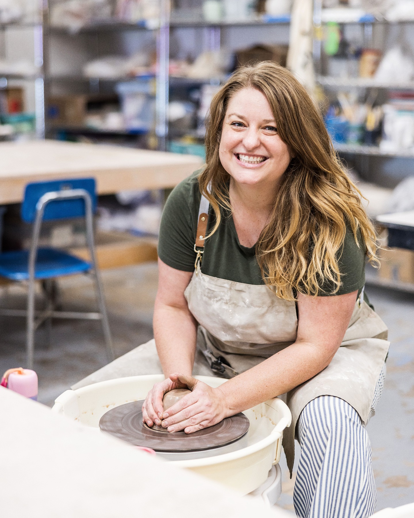 Apparently, it doesnât take long for pottery to rub off on you. đ
Kelly came to All Hands as our new studio manager without any pottery experience, but it wasnât long before she decided to throw herself into it. (Yes, we went there.)
And judging by this smile, weâd say sheâs having a pretty good time learning her way around the wheel. đ
We love having you here, Kelly!