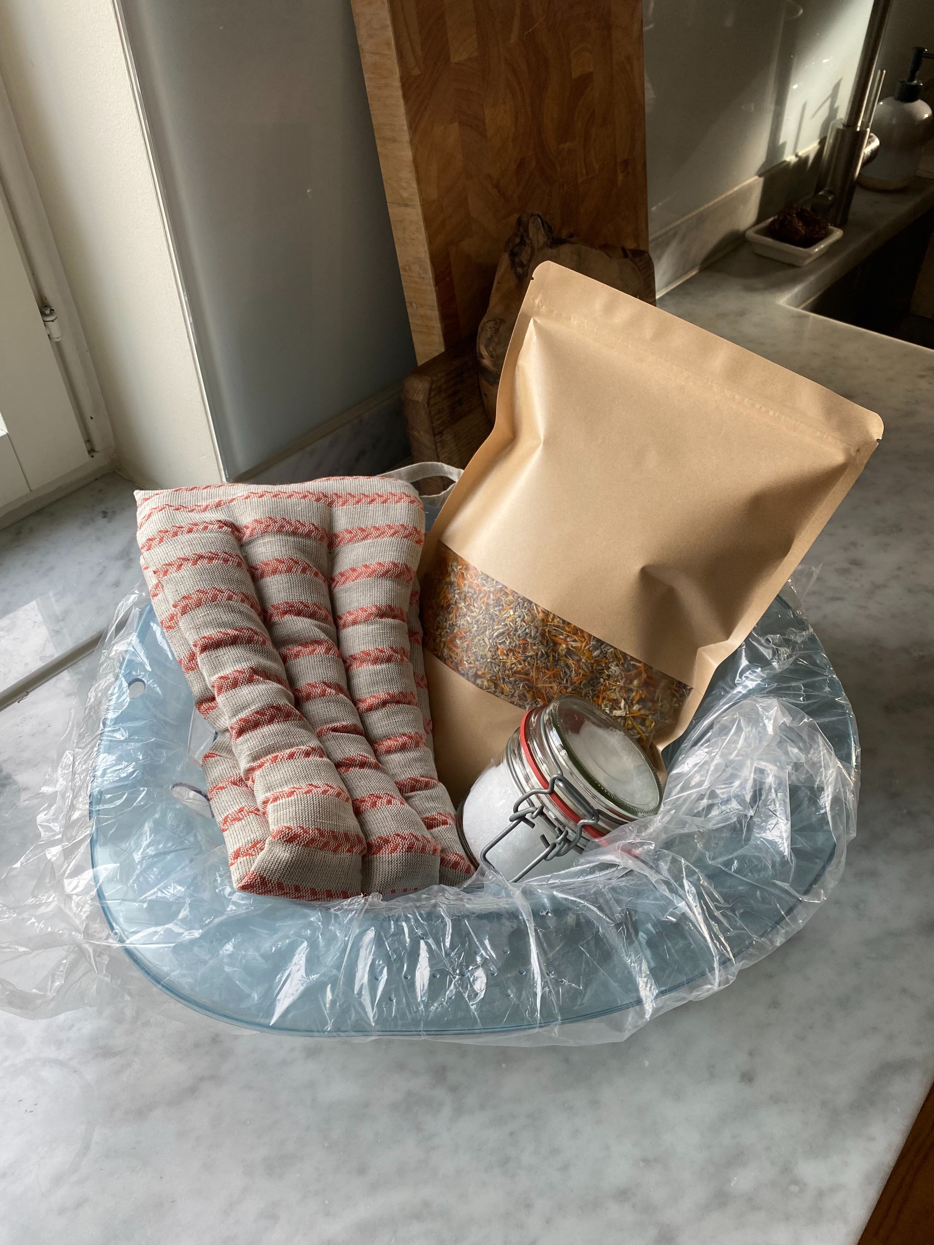 Vad är ett sittbad? 💦
Sittbad, eller sitz bath, är ett bad för underlivet. En het örtinfusion med mineralsalt blandas ut med kallt vatten för att få ett ljummet bad som känns skönt om man har svullnad, ömma stygn eller hemorrojder.
För badet använder jag en speciell balja som man sätter på toasitsen. Badrummet är en trygg plats för många. Sittbadet blir en ritual som grundar dig i nuet, med hjälp av vattnet, doften av örterna och kanske ett tänt ljus. Jag gillar också att lägga en vetekudde över axlarna för att öka avslappningen.
Sittbadet kan bli en ritual som hedrar dina fysiska, emotionella och själsliga behov under den unika tiden i livet som är postpartum.