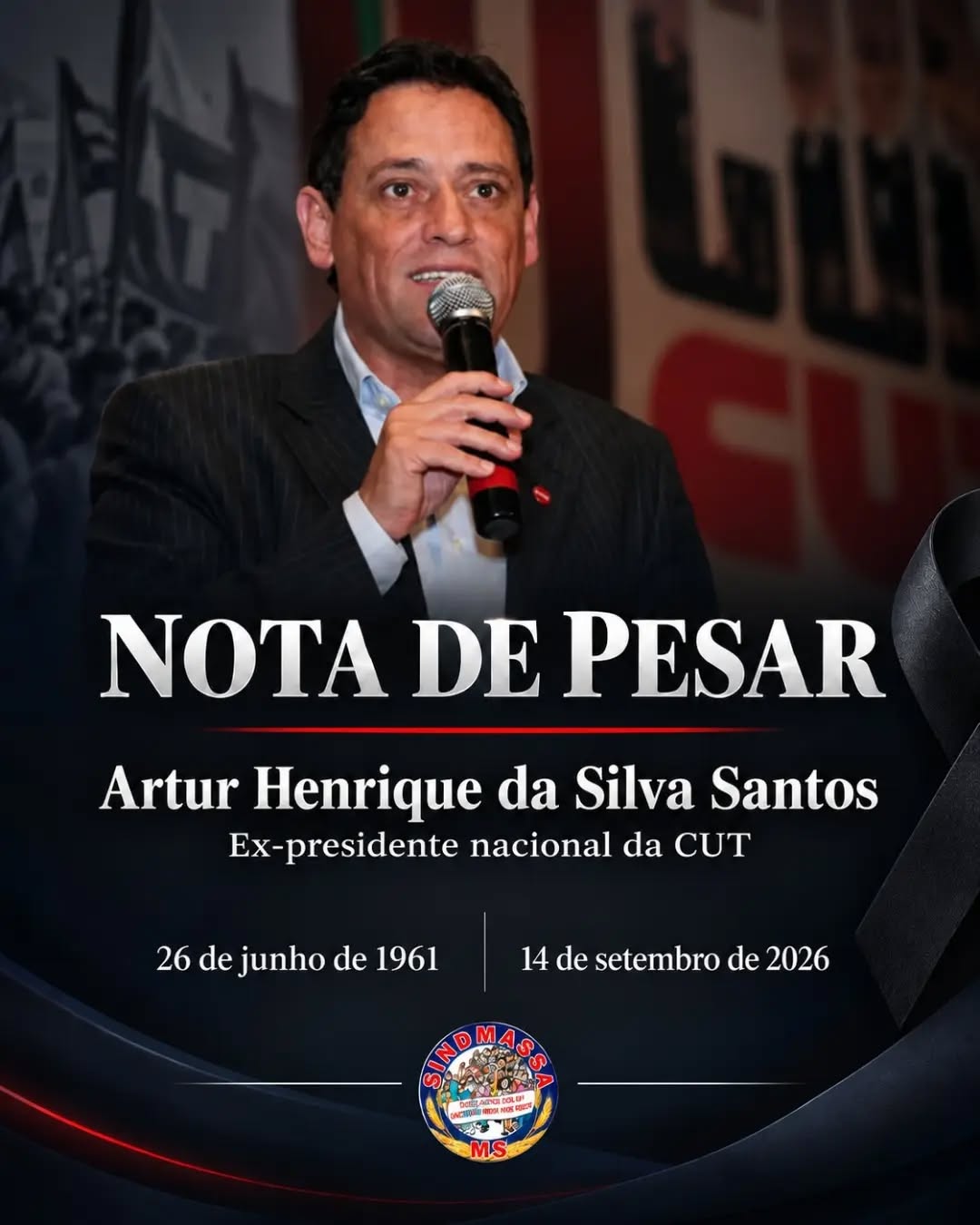 NOTA DE PESAR DO SINDMASSA MS.
É com profundo pesar e consternação que a diretoria do SINDMASSA MS, recebe a notícia do falecimento de Artur Henrique da Silva Santos, ocorrido hoje, 14 de setembro de 2026.
Artur Henrique, como era carinhosamente conhecido no movimento sindical, deixa um legado imensurável de luta e dedicação. Sua trajetória como presidente nacional da Central Única dos Trabalhadores (CUT) foi marcada por uma liderança firme e combativa, sempre em defesa dos direitos da classe trabalhadora e na construção de uma sociedade mais justa e igualitária.
Ele foi um exemplo de sindicalista, cuja história se confunde com a própria história do sindicalismo brasileiro das últimas décadas. Sua inteligência, articulação e compromisso com os trabalhadores foram fundamentais para conquistas históricas da categoria.
Neste momento de dor, o SINDMASSA MS expressa suas mais altas e sinceras condolências aos familiares, amigos e companheiros de militância de Artur Henrique. Seu legado permanecerá vivo em nossas memórias e em cada luta que travarmos em prol dos trabalhadores e trabalhadoras.
Descanse em paz, companheiro.
#Luto #SindmassMS #CUT #MovimentoSindical #ArturHenrique LutaTrabalhador Sindicalismo
