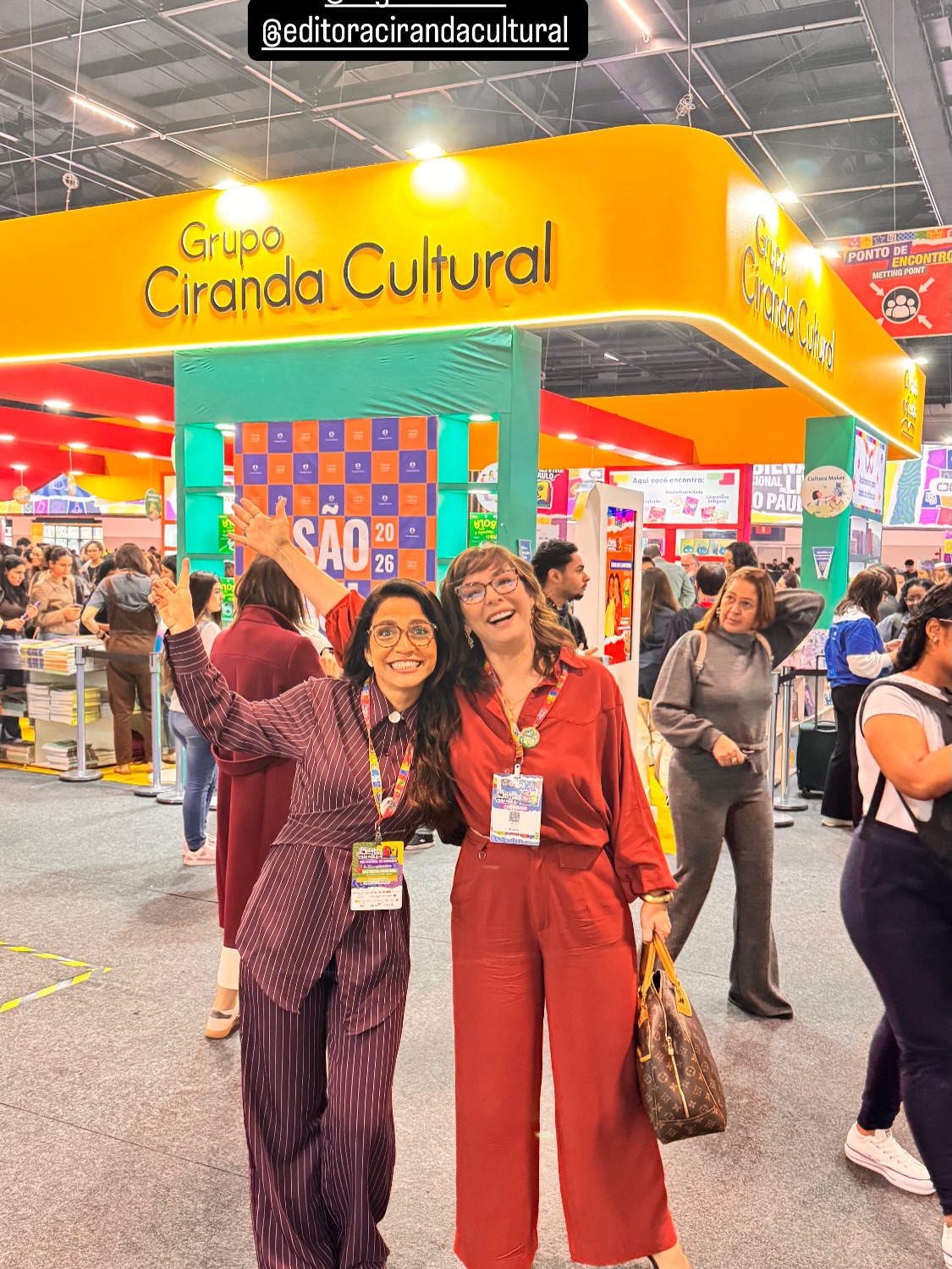 Acabou a Bienal e ainda tantos momentos inesquecíveis para compartilhar. Foi muito corrido, pois tive que fazer um “bate e volta” para São Paulo, mas foi muito intenso. Muitas coisas dando errado para eu ir, mas, como no final de algumas histórias, deu certo no final.
Não dava esconder o brilho no olhar de realizar um sonho.
Ah, esta semana mostrarei também os livros que recebi.