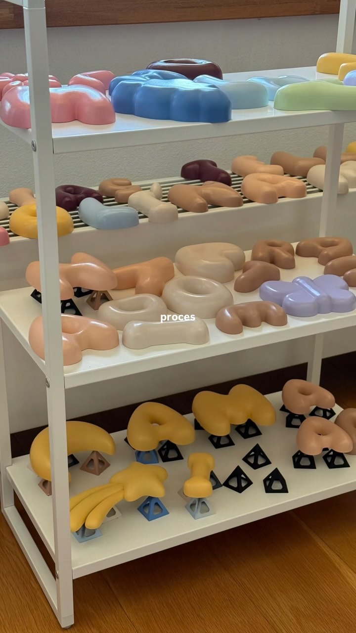 Tohle nebude Reel, který nasbírá tisíce lajků😅
A víte co? Je mi to vlastně jedno.
Radši místo vymýšlení dalších hooků, trendů a Reelů budu dělat to, co mě opravdu baví — Wooly písmenka do pokojíčků pro vaše děti 🤍
Protože přesně tohle je ta část Wooly, kterou miluju🥹
Takže jo, možná neumím „prodávat“ svůj obličej a dělat Reely, které mají statisíce views. A ani nechci.
Ale umím dělat osobní produkty do pokojíčků vašich drobečků. 🤍
A jestli jste tady právě kvůli tomu, tak jste na správném místě. 🫶🏻