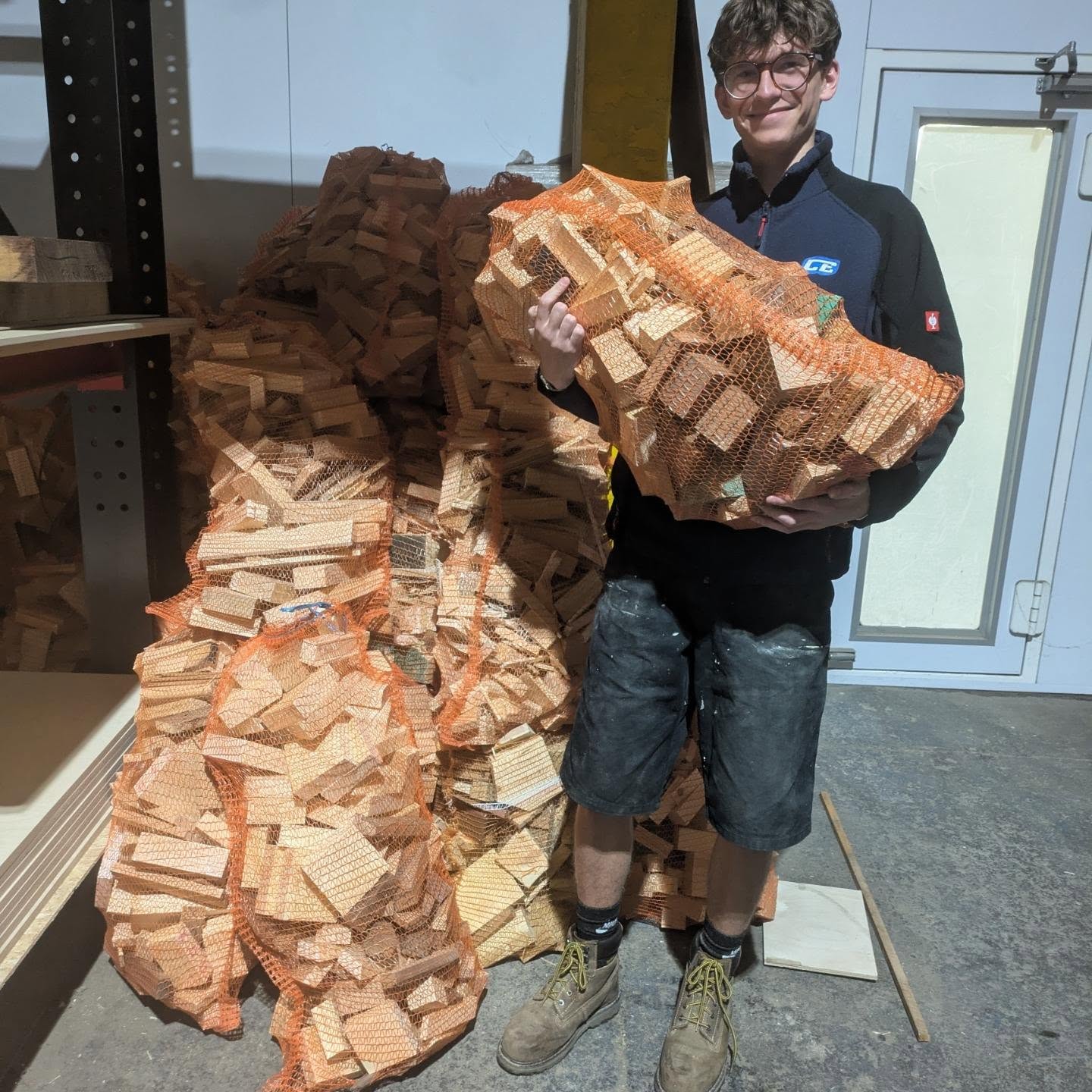 This is Elliot ! Our new apprentice, showing off our well stocked, big bags of firewood. 🔥🔥🔥
#firewoodsheffield #sheffieldfirewood #offcutfirewood #firewood
