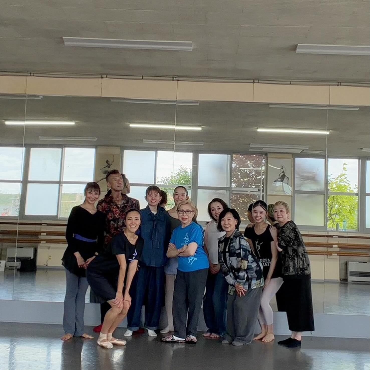 私の人生とバレエを育ててくれた札幌舞踊会にお邪魔しました。
雅子先生、専門科の皆さんにお会いできて本当に幸せな時間でした。
久々のクラスレッスンは開放的なスタジオで緑に囲まれて、気持ちよくて。改めてこんなに素敵な環境でたくさんの時間をかけて私を育ててくれたんだと、感謝の気持ちいっぱいです。
サプライズで正木さんともご一緒できて。
最高の北海道でした。またお会いできる日を楽しみにしてます。
#本部で初めてのバレエの発表会の曲