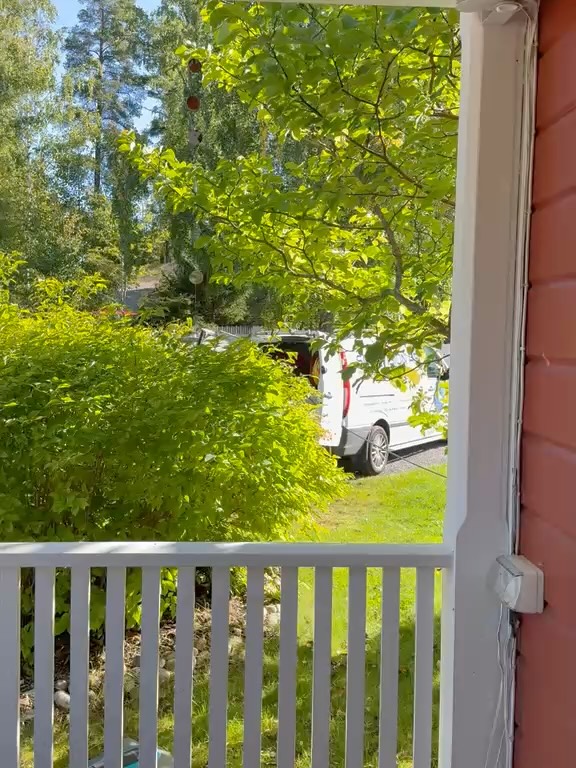 Från Stockholms innerstad till lite lugnare omgivningar 🌿💦
Ingen arbetsdag ser riktigt likadan ut. Ena dagen står bilen mitt bland restauranger och stadstrafik – nästa ser arbetsplatsen ut så här.
Ibland har man det ändå rätt bra på jobbet. Avloppsspolning med sjöutsikt denna gång ☀️
#Spolvision #Avloppsspolning #stoppiavlopp #underhållsspolning #rörinspektion