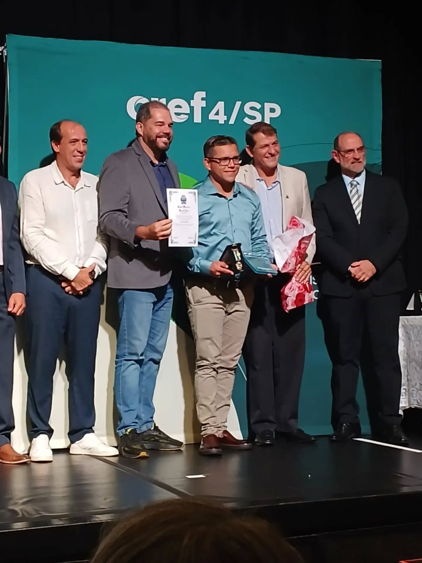 PARABÉNS À NOSSA EQUIPE TÉCNICA!
Hoje é dia de celebrar e reconhecer o trabalho da nossa Coordenadora Fernanda e do nosso Técnico André, que receberam uma grandiosa homenagem realizada pelo CREF Regional.
Essa homenagem representa o reconhecimento de uma trajetória construída com dedicação, profissionalismo, compromisso e amor pelo esporte e pelas nossas crianças.
Parabéns, Fernanda e André! Vocês fazem parte da história e do sucesso do Projeto Nadando na Frente.
Nosso orgulho e nossa gratidão por todo o trabalho realizado.