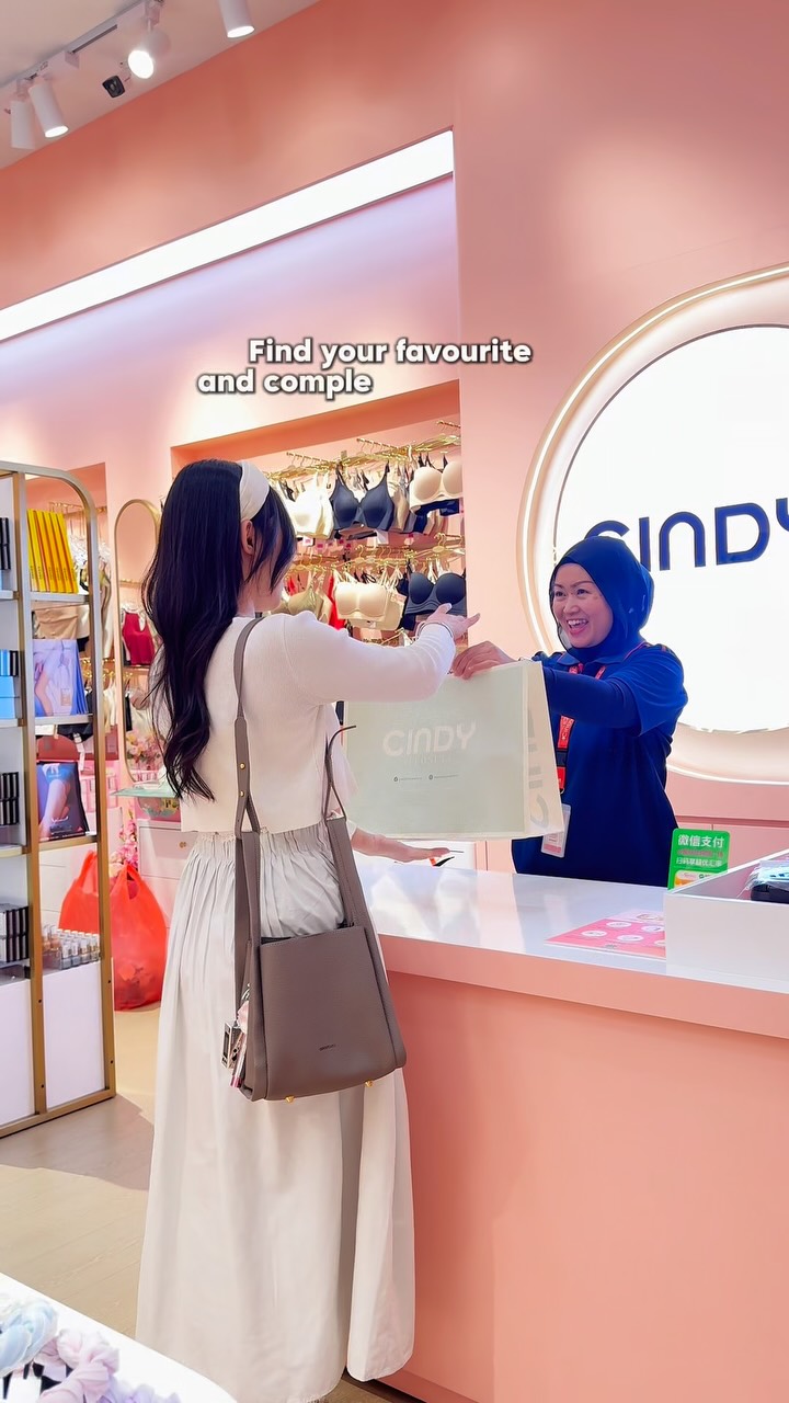 Created with a dream of making beauty and accessories more accessible, Cindy Plus believes every great outfit deserves the perfect finishing touch. ✨
From trendy accessories and stylish hair essentials to beauty must-haves and press-on nails, discover little finds made to complete your everyday look. 💍🎀💄
Find your next favourite at Cindy Plus, part of tHe Spring’s “Made in Malaysia” Brands collection. 🇲🇾
#tHespringkch #madeinmalaysia #shoplocal #cindyplus