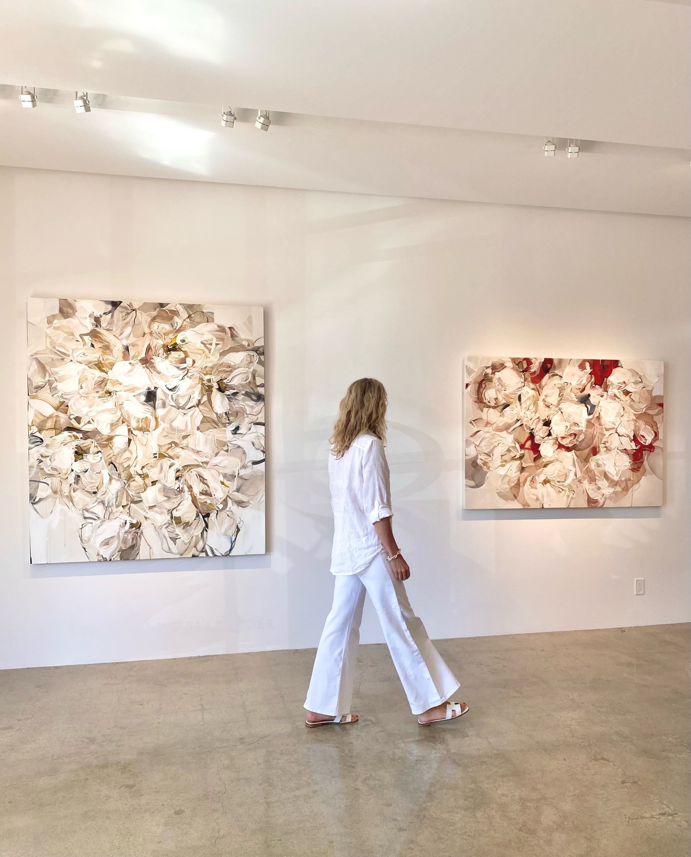 One last September stop for the art lovers. 🎨
Now on view at @caldwellsnydergallery, Depth of Field features new work from Canadian artist Bobbie Burgers, whose vibrant, layered paintings blur the line between florals and abstraction.
Inspired in part by her own love of gardening, Burgers captures nature in motion; growth, change, color and all the moments in between.
Stop into the gallery at 1328 Main Street to see the exhibition through September 30!
#StHelenaChamberCA
