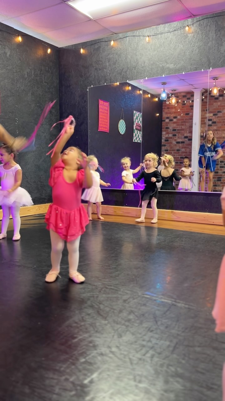 POV: you’re 2, the music stops, and it’s time to "FWEEZE" 😂🧊
Honestly, we will never be saying “freeze” correctly again. 🥹
Little Movers = the best content on the internet. 😂🩷
#dance #danceclass #cute #freezedance