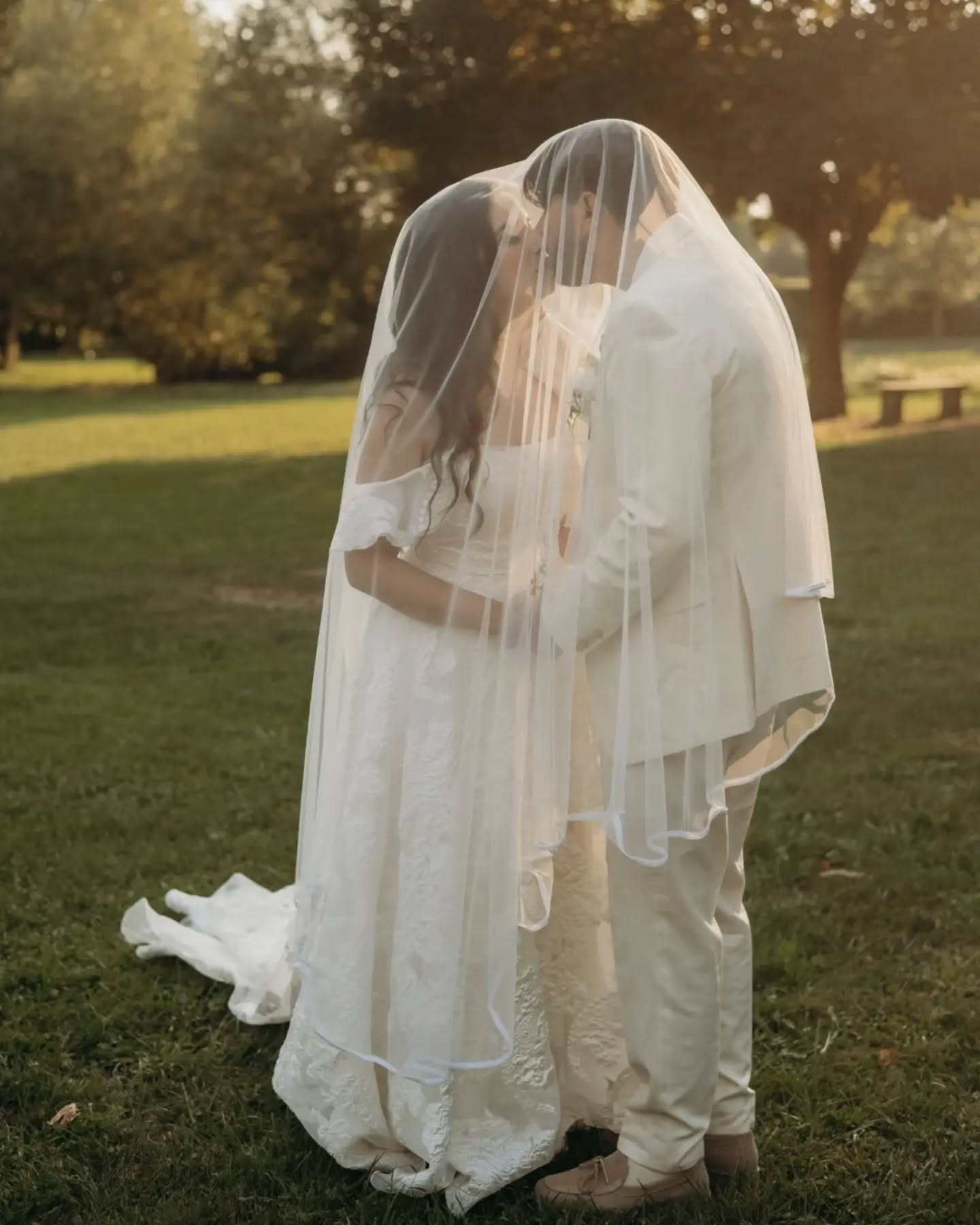 Par où commencer 🥹
Il y a ces mariages où tout semble simplement… doux.
En juillet dernier, direction le Couvent Notre-Dame des Prés pour célébrer un mariage en petit comité, à la rencontre de deux cultures : grecques et kabyles.
Tout était beau, pensé avec beaucoup de goût, parfaitement organisé, mais sans jamais donner l'impression d'en faire trop. Une journée élégante, chaleureuse, avec un vrai fil rouge autour des traditions et des deux familles.
Et surtout, deux mariés d'une gentillesse incroyable. 🥹 De ceux avec qui on se sent bien immédiatement et qu'on est vraiment heureuse d'accompagner du début à la fin de la journée.
Des préparatifs tout en douceur, une cérémonie pleine d'émotions, une lumière magnifique pour profiter du parc en fin de journée… puis les traditions, la musique et la fête qui sont venues mélanger leurs deux cultures autour d'une même table ✨
J'aime énormément les grands mariages qui partent dans tous les sens, mais ces journées plus intimistes ont quelque chose de particulier : on prend le temps, les mariés peuvent vraiment profiter de chacun et chaque personne présente compte vraiment dans leur histoire.
Un mariage solaire, élégant et profondément chaleureux, exactement à leur image 🥹
Je n'avais pas assez de slide pour vous partager toutes les photos que j'adore de ce mariage !
@couventnotredamedespres
@weddingbymarine
@ddayweddingplannerprovence
@lesanneesfleurs.wedding
@horizonweddingfilm
@labellacuccina
@maisonncv
@lordlibrary
@lesdelices2gladys
@audrey.deliciel
@maite_sahuc
@gabygribouille
@loca.theme
@thamys_joaillerie