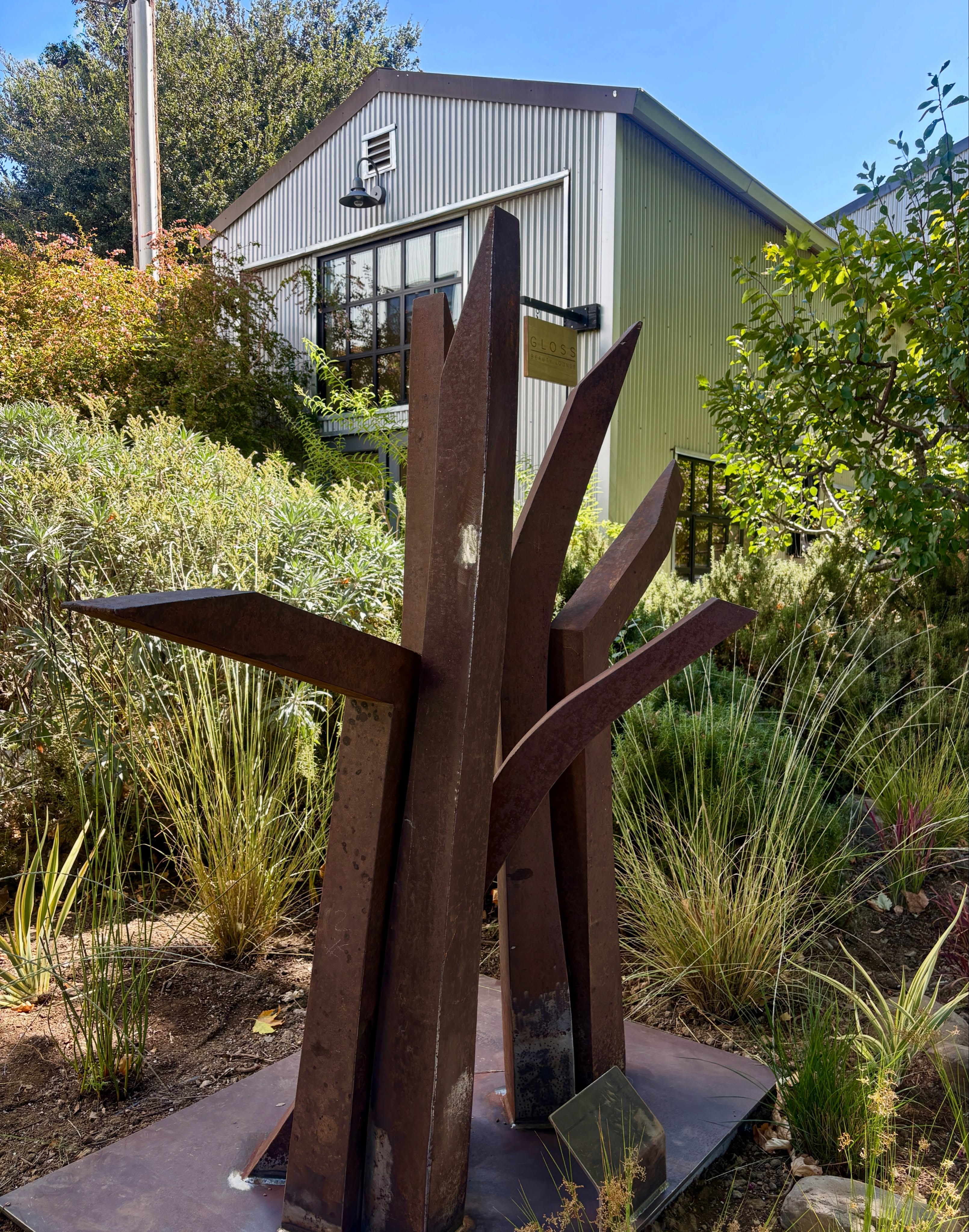 The Granary now has a new sculpture in our gardens! 🌾
Come see the piece in front of @glossbeautyloungemh
We’re excited to be show casing “Blades of Grass” by Ron Mann and hope to see the community appreciate it as much as us. ✨
- @visitmorganhillca @mhcoc @destination_downtown_mh