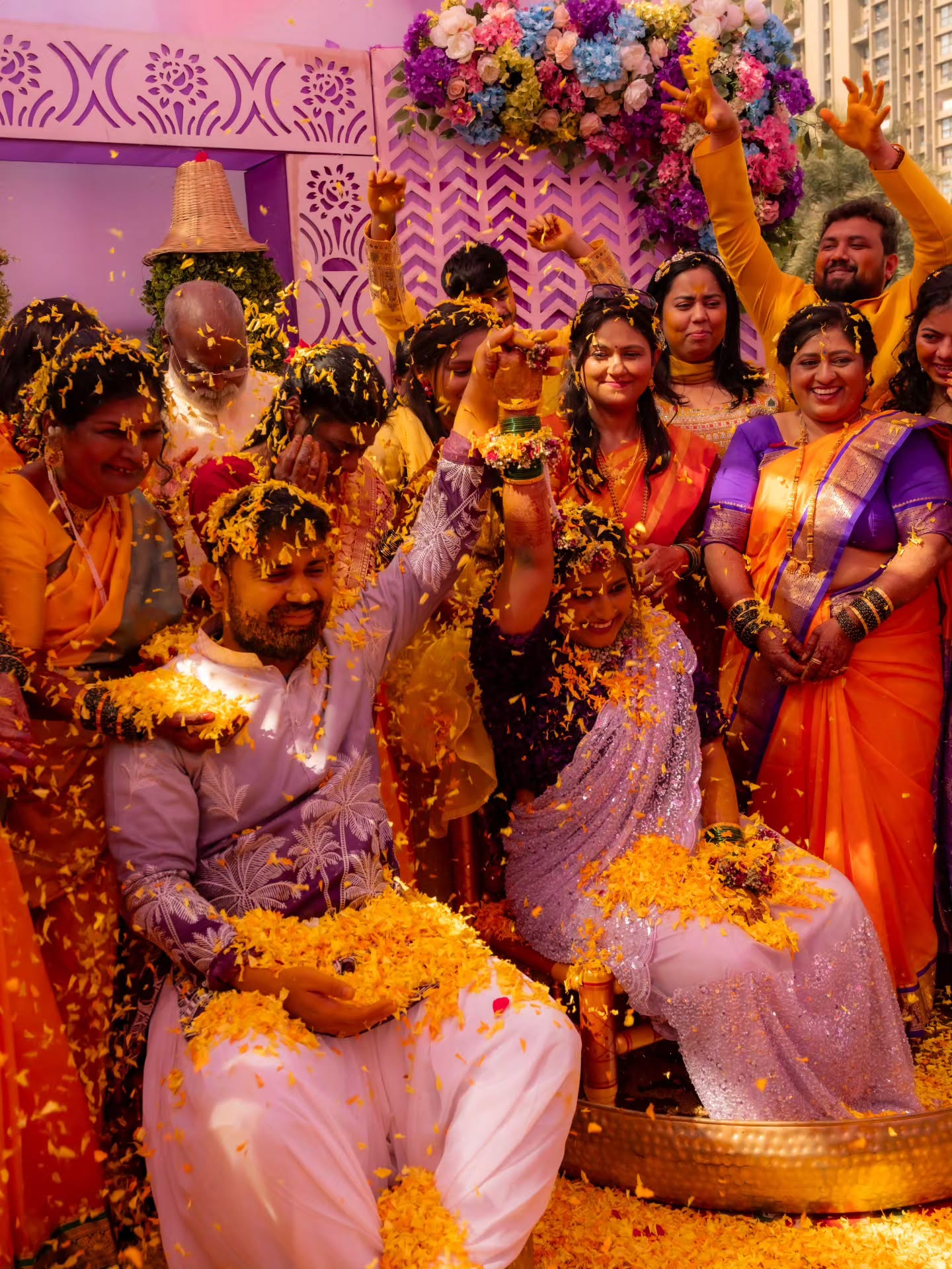 A 📸📸 de la cúrcuma ceremony del loquillo de Himashu and the beautiful princesa Aditi, their wedding was like been in the paraíso de los colores 🌈y las sonrisas🎨 la paleta de colores was infinita🌌 where the only duty del color black was only to highlight the beautiful of the recién casados🥰