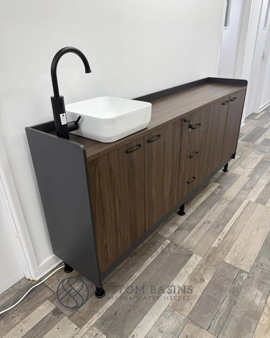 We know how much you love seeing our bespoke units… so here’s another one!
This 2m walnut unit is definitely a statement piece, finished with matte black handles, a sleek square basin and locking drawers.
And look at all that storage! There’s plenty of space to keep everything organised and tucked away, while still having a unit that looks like a real feature in the room.
We love seeing just how different each bespoke project can be. From the size and finish to the little details, there are so many ways to create something that works for your space.
No mains water connection, plenty of personality and absolutely no boring sinks around here! 👌🏼
What do you think of this one?
#noplumbing #portablesink #clinicspace