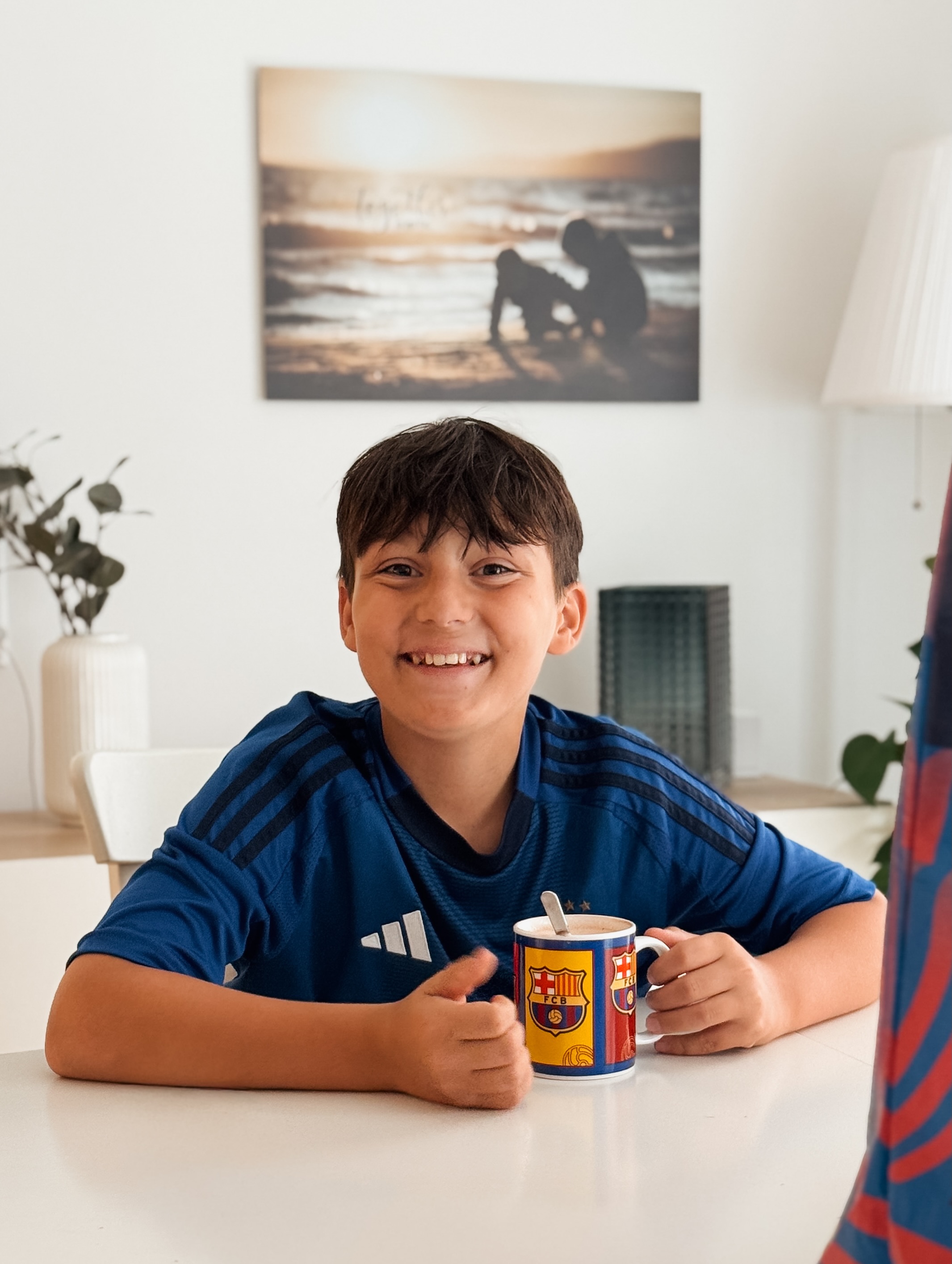 En rigtig drengedrøm gik i opfyldelse for Milas ✨⚽️
Han modtog i dag en særlig gave - en personligt signeret, match worn FC Barcelona fodboldtrøje sammen med Barca merch. Det er uden tvivl en kæmpe drøm der gik i oplevelse for en fodboldtosset dreng på 10 år - og noget han aldrig, aldrig, aldrig nogensinde glemmer 🥹♥️
Nogle mennesker er bare en gave. Og at vores veje krydsede hinanden, er nok den største gave i alt det her. Thank you @roulabardghji, thank you @roony – you made a little boy’s dream come true. Your generosity is beyond words 🥹🙏🏻♥️