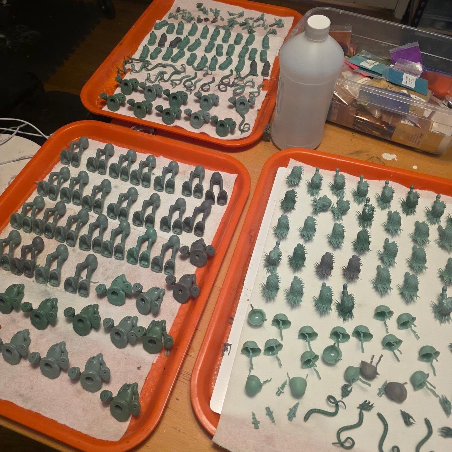 Final wash before curing. Checking for missed supports. Giving em about 30 minutes for the alcohol to evaporate before hand. #arttoys #resinpunks