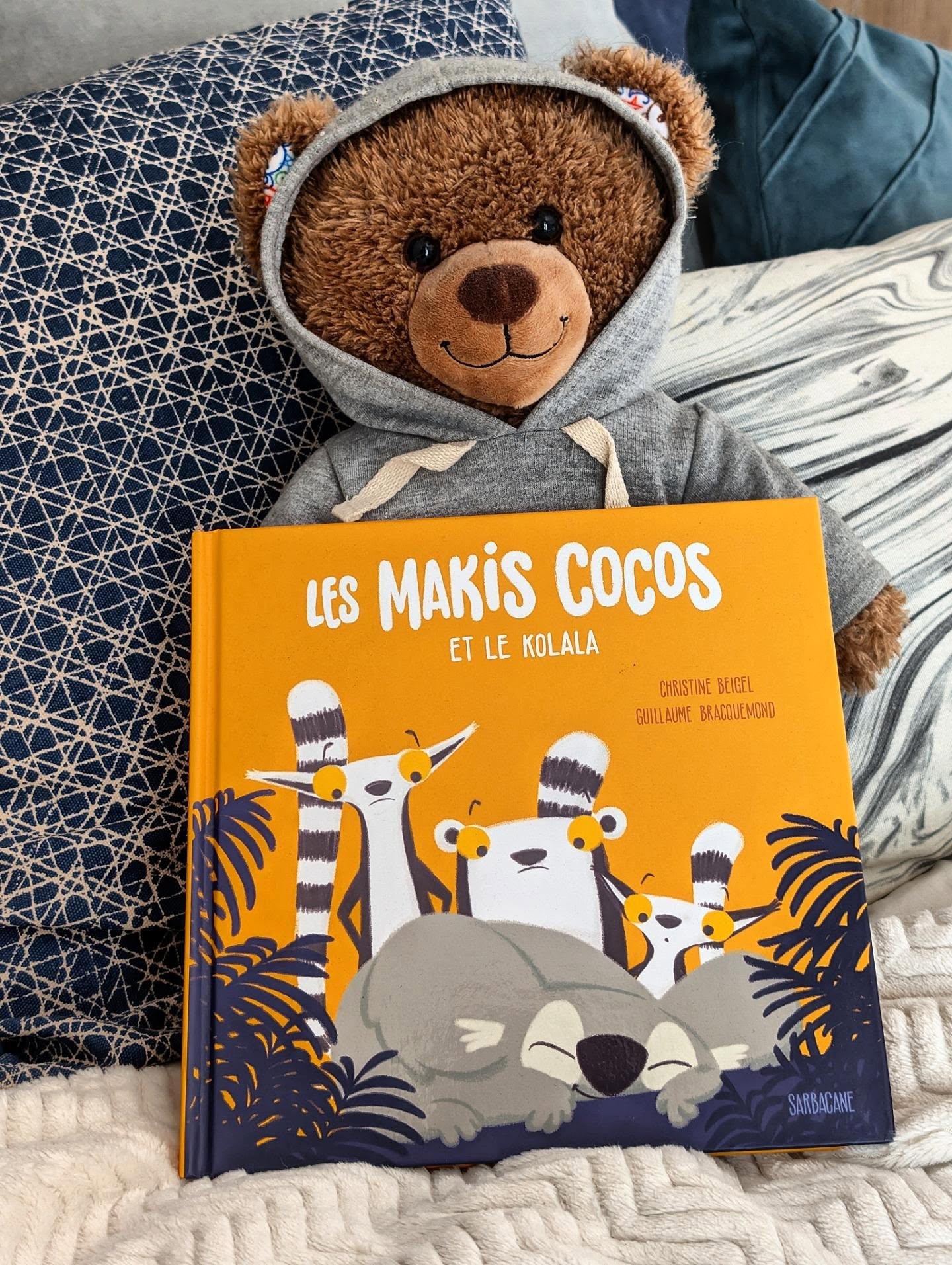 ✨ Les makis cocos et le kolala - Christine Beigel ✨
Les trois petits makis sont de retour, et leur objectif du jour est plutôt simple : faire dodo ! Sauf qu’un nouvel arrivant va venir quelque peu perturber leurs plans…
Alors qu’un petit kolala arrive dans leur arbre, Mamaki décide de lui faire une place. Le problème, c’est que les trois makis ne voient pas vraiment cette arrivée d’un bon œil. Forcément, quand on doit partager sa maman avec un nouvel invité, ça peut vite devenir compliqué !
J’ai beaucoup aimé cette petite histoire pleine d’humour. Les trois makis sont vraiment adorables et leurs réactions face au kolala sont assez drôles. On retrouve bien les petites jalousies et les chamailleries que peuvent avoir les enfants, avec cette envie de garder leur place auprès de leur maman.
Le texte fonctionne particulièrement bien à voix haute, avec des dialogues rythmés et plein de petits jeux de mots. C’est typiquement le genre d’album que l’on peut prendre plaisir à lire avec les enfants, surtout en jouant avec les personnages.
Et les illustrations de Guillaume Bracquemond sont vraiment mignonnes. Les petits makis ont des bouilles adorables et leurs expressions permettent de bien faire passer leurs émotions.
En bref, Les makis cocos et le kolala est une petite histoire drôle et attendrissante sur la jalousie, la famille et l’arrivée d’un nouvel invité. Une lecture parfaite pour un petit moment de partage avec les enfants !
À retrouver chez @editionssarbacane !
#Bookstagram #LesMakisCocosEtLeKolala #ChristineBeigel #AlbumJeunesse #LittératureJeunesse