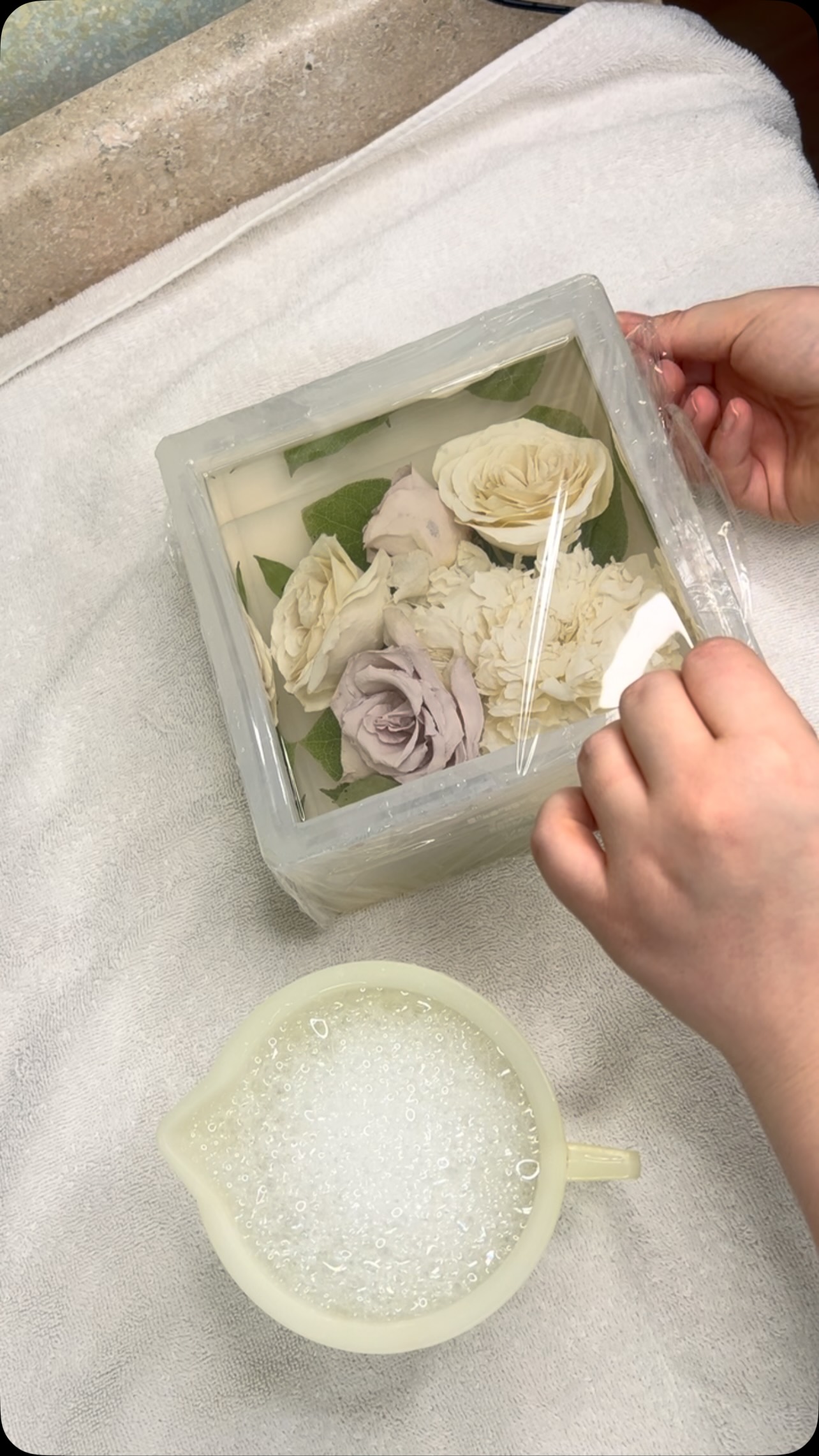 The 6” square perfectly highlights your favourite blooms from your bouquet 😍 loved this piece!
#bouquetpreservation #resin #flowersinresin #resindemold