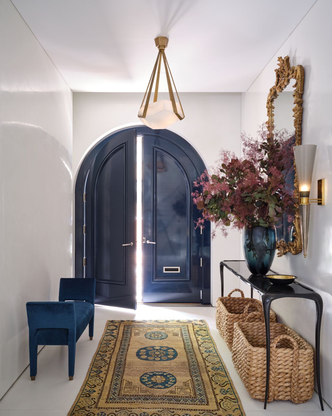 In the entryway of a historic seven-story Manhattan townhouse, lustrous high-polish plaster walls and richly hued blue high gloss lacquered doors, created in collaboration with Carrier and Company. Photo by Thomas Loof and featured in Veranda magazine.
Link in bio to see more of this project.