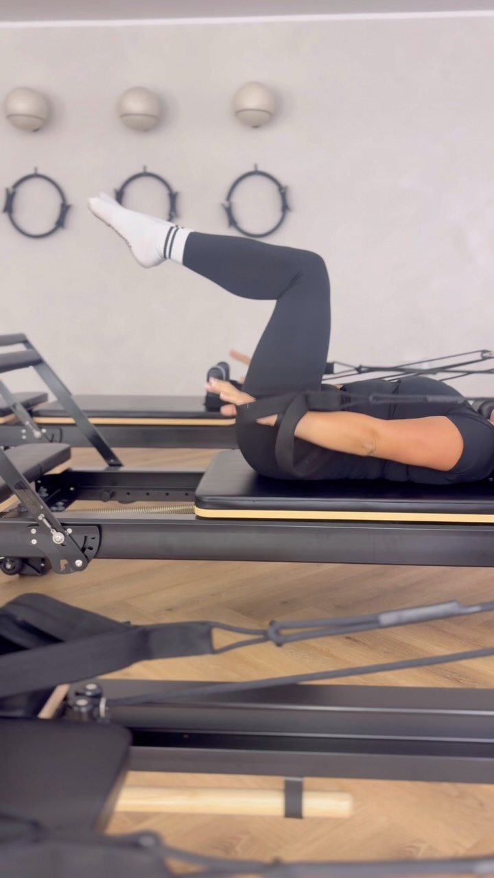 Legs in tabletop, hands in straps, mind on the burn. 🔥🫠
The Arm Series (and paddling variation) looks so simple from the outside, but keeping that carriage still while pressing down takes every single muscle in your core and upper back.
Small, controlled adjustments = big strength gains. 🤍
Drop a 🙋♀️ in the comments if you’ve felt this burn on the carriage this week! Save this post for your next SOMA session! 📌
#SomaMovement #AshtonUnderLyne #ReformerPilates #ArmSeries #posturefix