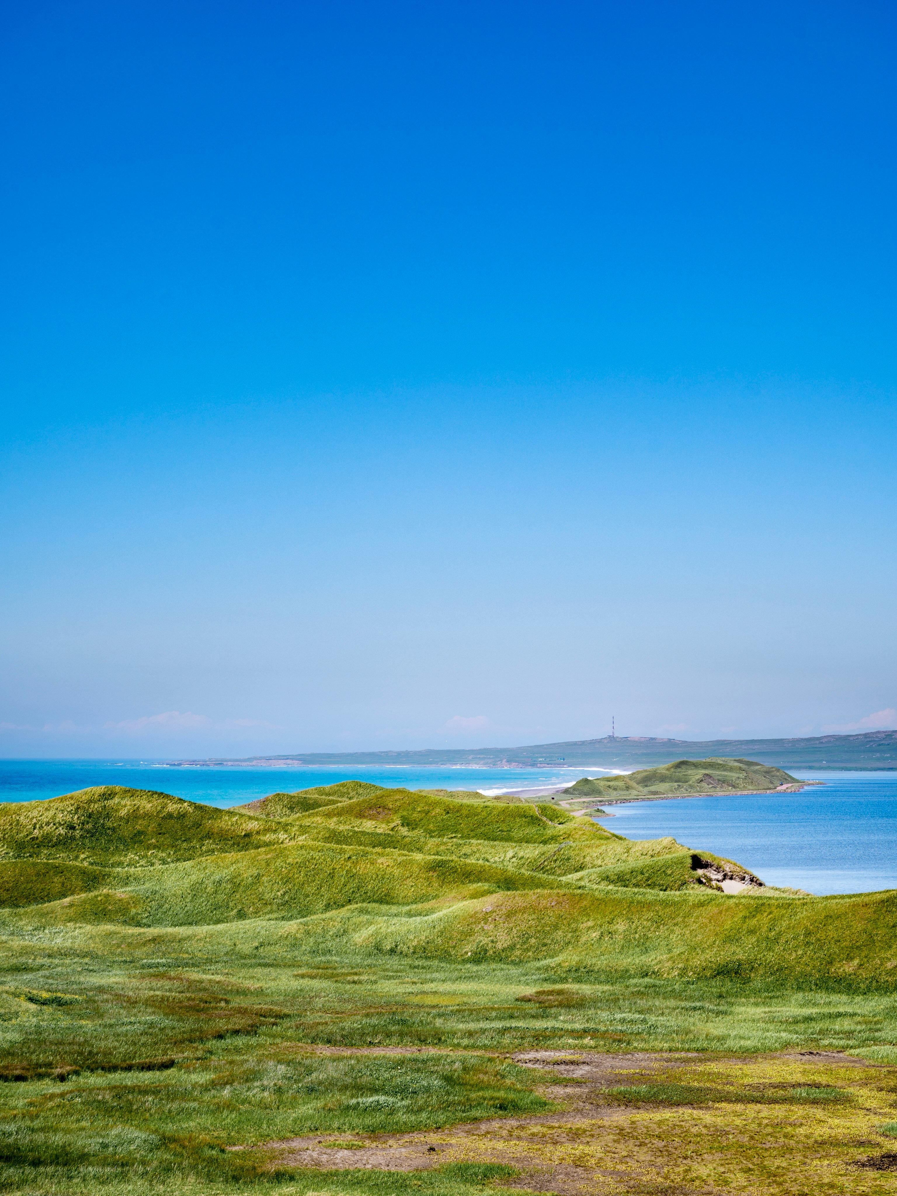 Quand le bleu et le vert deviennent les deux seules couleurs d’un tableau. C’est ce qu’il peut arriver quand la magie de l’isthme entre Miquelon et Langlade entre en scène. Le vent fait danser les herbes au fil des rafales tel une valse et complète ce magnifique ballet.
#tourismespm #laoujevais #photographedevoyage
#paysage