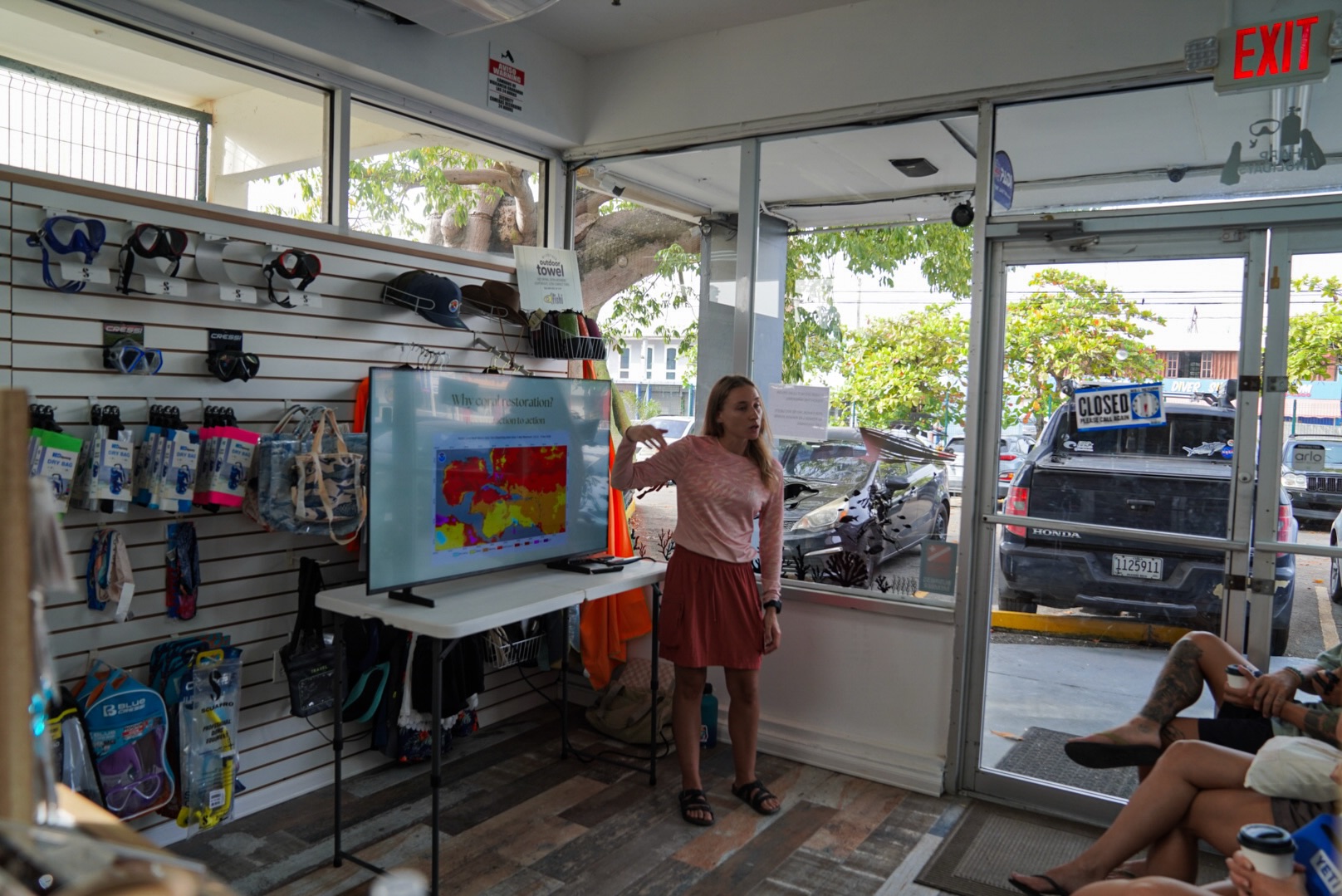 🪸 ¡Qué brutal la pasamos el sábado, 12 de septiembre, junto al equipo de Sea Ventures Pro Dive Center!
Comenzamos el día con una charla educativa para un grupo de buzos, donde conversamos sobre los arrecifes de coral, las amenazas que enfrentan y algunos de los esfuerzos de restauración que llevamos a cabo desde Sea Ventures Marine Response Unit.
Luego, ¡nos fuimos al agua! 🤿 Visitamos📍Cayo Largo, donde pudimos conocer de primera mano uno de nuestros proyectos de restauración más grandes y observar algunos de los corales que forman parte de estos esfuerzos. 🪸
Terminamos el día en Sandslide, visitando otros de nuestros viveros y conociendo un poco más sobre el trabajo que ocurre bajo la superficie.
Y, como si el día no hubiese estado suficientemente bueno, durante las inmersiones nos acompañaron rayas, una tortuga marina, un tiburón nodriza y más vida marina. 🐢🦈
Gracias a todos los que nos acompañaron y a Sea Ventures Pro Dive Center por crear espacios donde podemos conectar a más personas con nuestros arrecifes y con el trabajo que hacemos para conservarlos y restaurarlos. 💙
#seaventuresmru #coralrestoration #marineeducation #outreach #corals