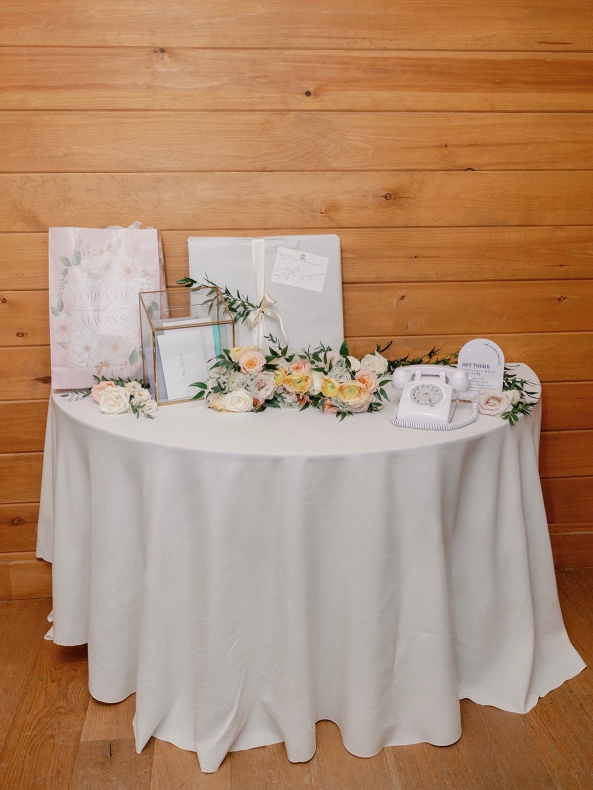 Your audio guestbook - tucked onto the gift table, waiting for your favorite people to leave a little piece of themselves behind. A detail that becomes one of the most meaningful parts of the day 🤍
